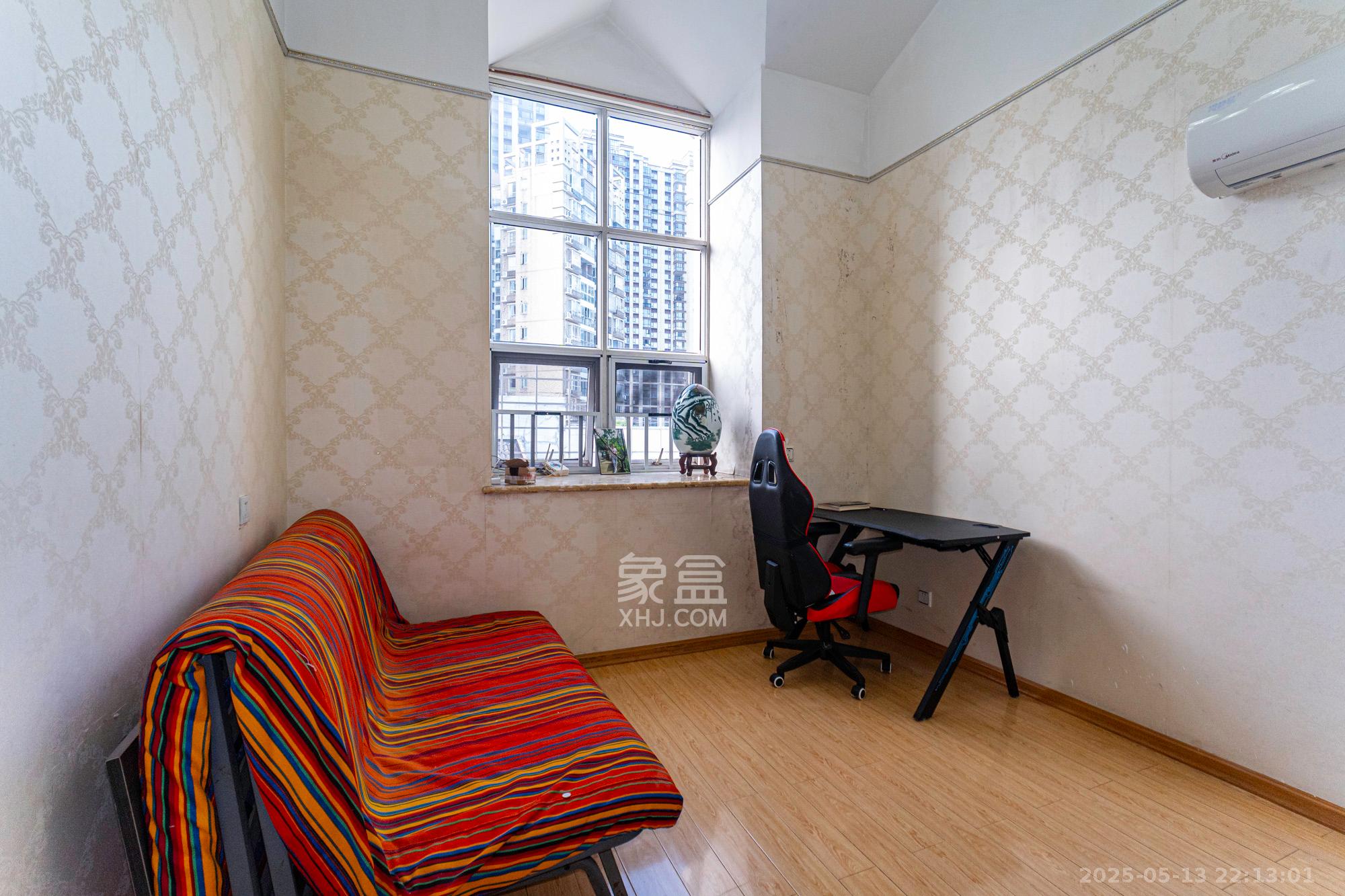 幸福里(幸福里一期) 5室2厅3卫 180.0万 幸福里(幸福里一期) 5室2厅3卫 180.0万卧室