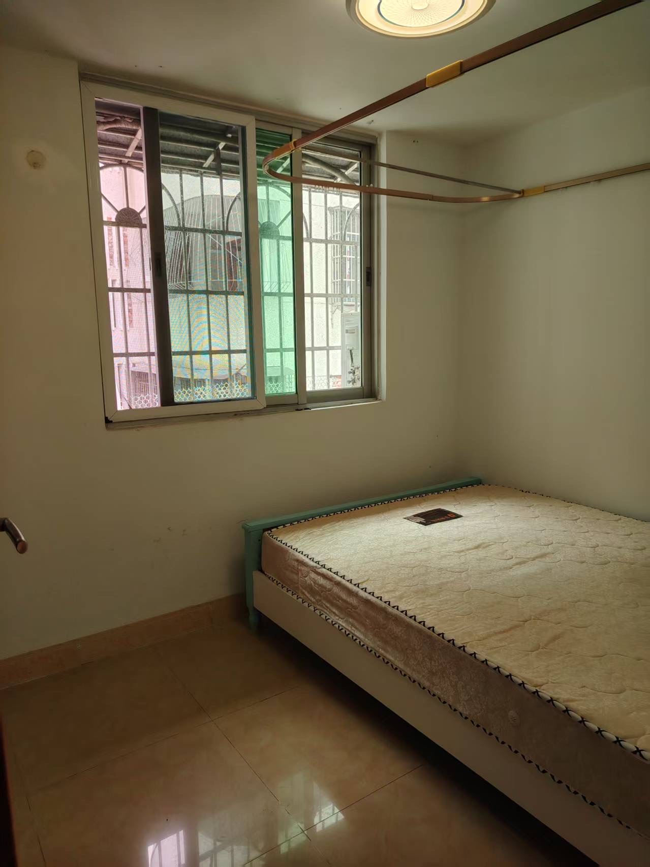 南岛厂宿舍  2室2厅2卫    68.8万 南岛厂宿舍  2室2厅2卫    68.8万客厅