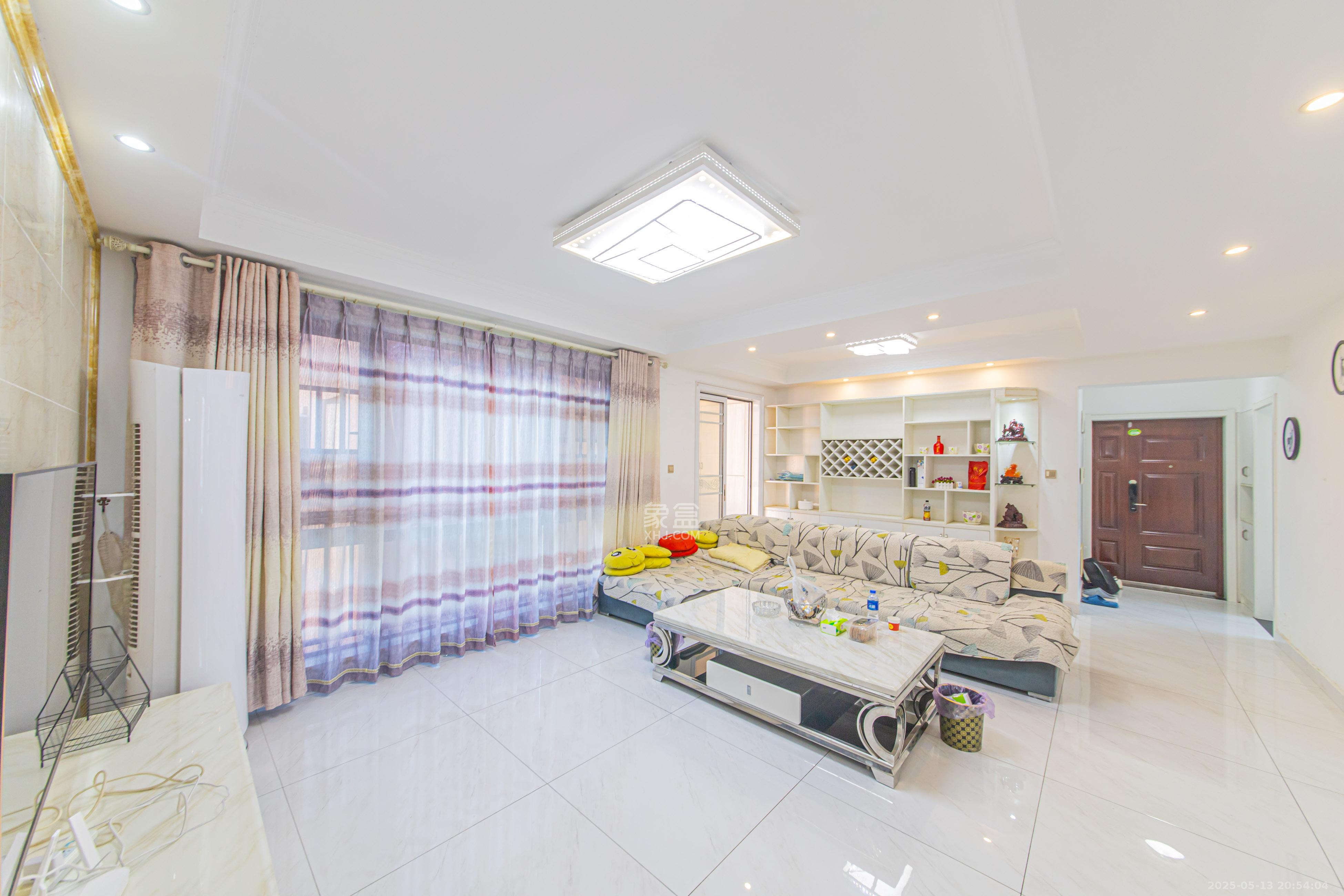 鑫远和城(一、二期) 4室2厅2卫 111.8万 鑫远和城(一、二期) 4室2厅2卫 111.8万客厅