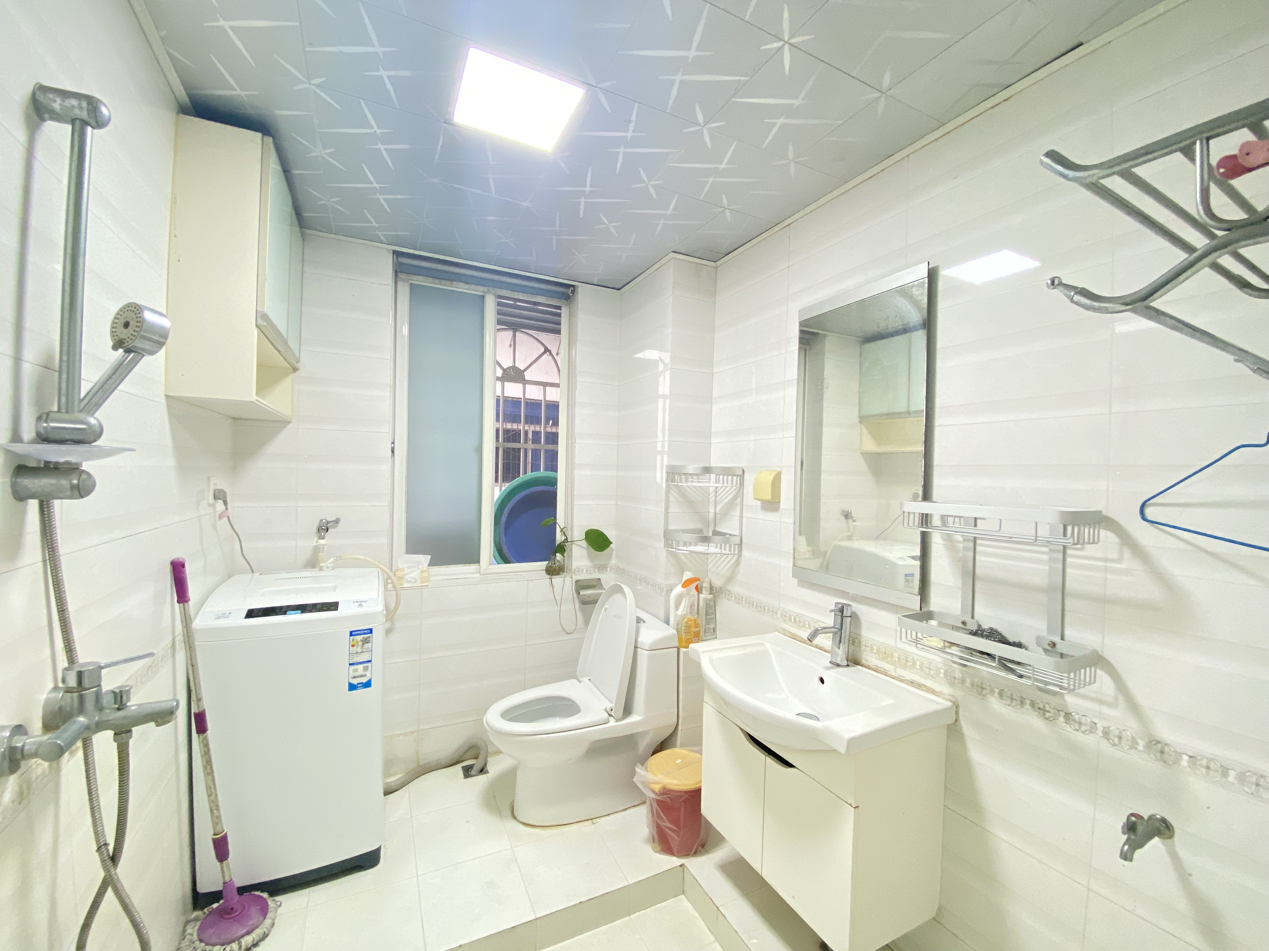 虹冠大厦 2室2厅1卫 2100.0元/月 虹冠大厦 2室2厅1卫 2100.0元/月室内图