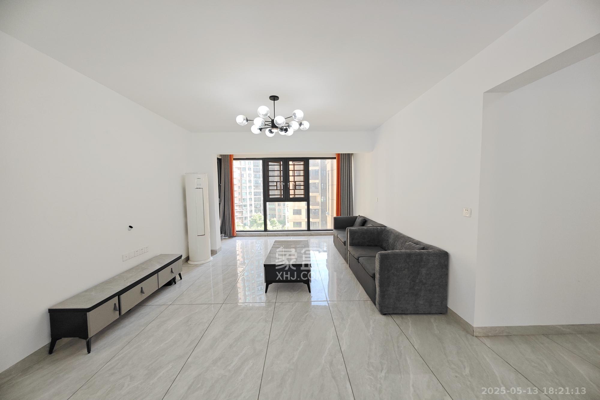 保利大都汇一期、二期  4室2厅2卫    165.0万 保利大都汇一期、二期  4室2厅2卫    165.0万客厅