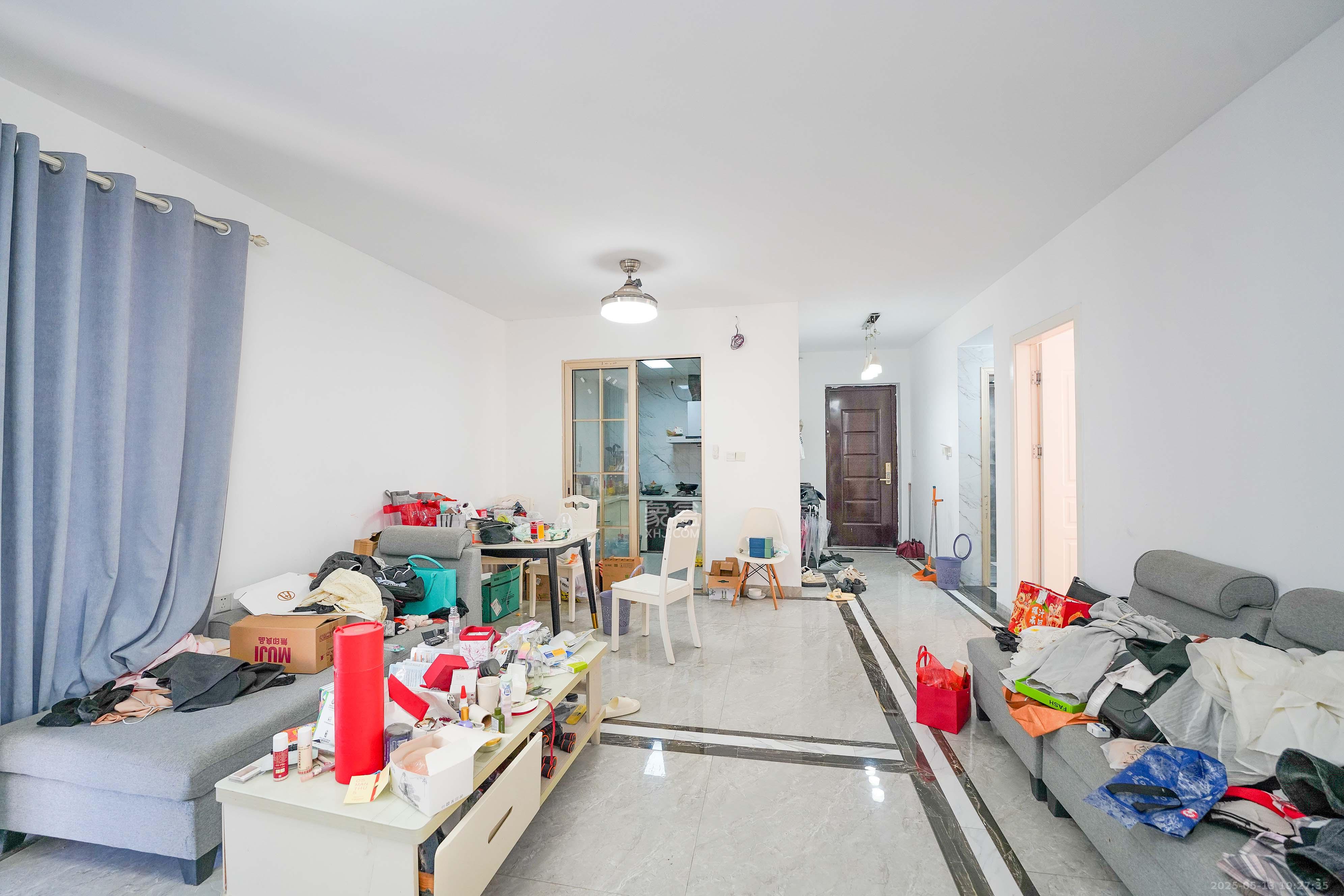 汇金城/嘉华城(二期、三期) 4室2厅2卫 166.0万 汇金城/嘉华城(二期、三期) 4室2厅2卫 166.0万客厅