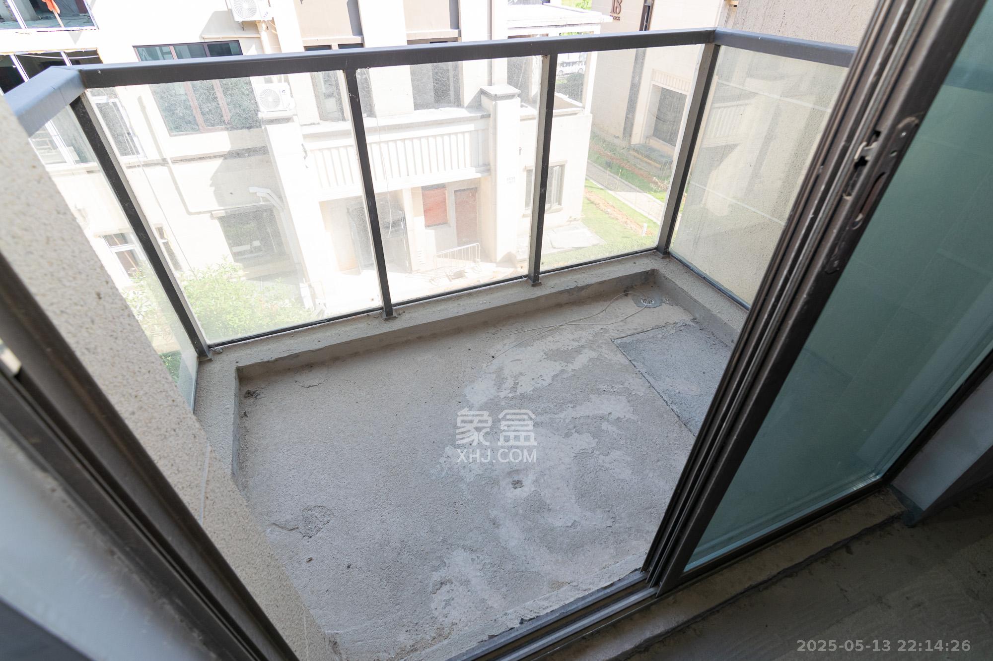 华润桃源里 5室3厅3卫 160.0万 华润桃源里 5室3厅3卫 160.0万阳台