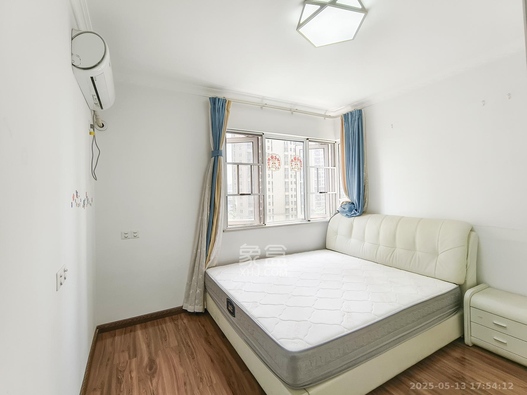 保利香槟国际 4室2厅2卫 97.8万 保利香槟国际 4室2厅2卫 97.8万卧室