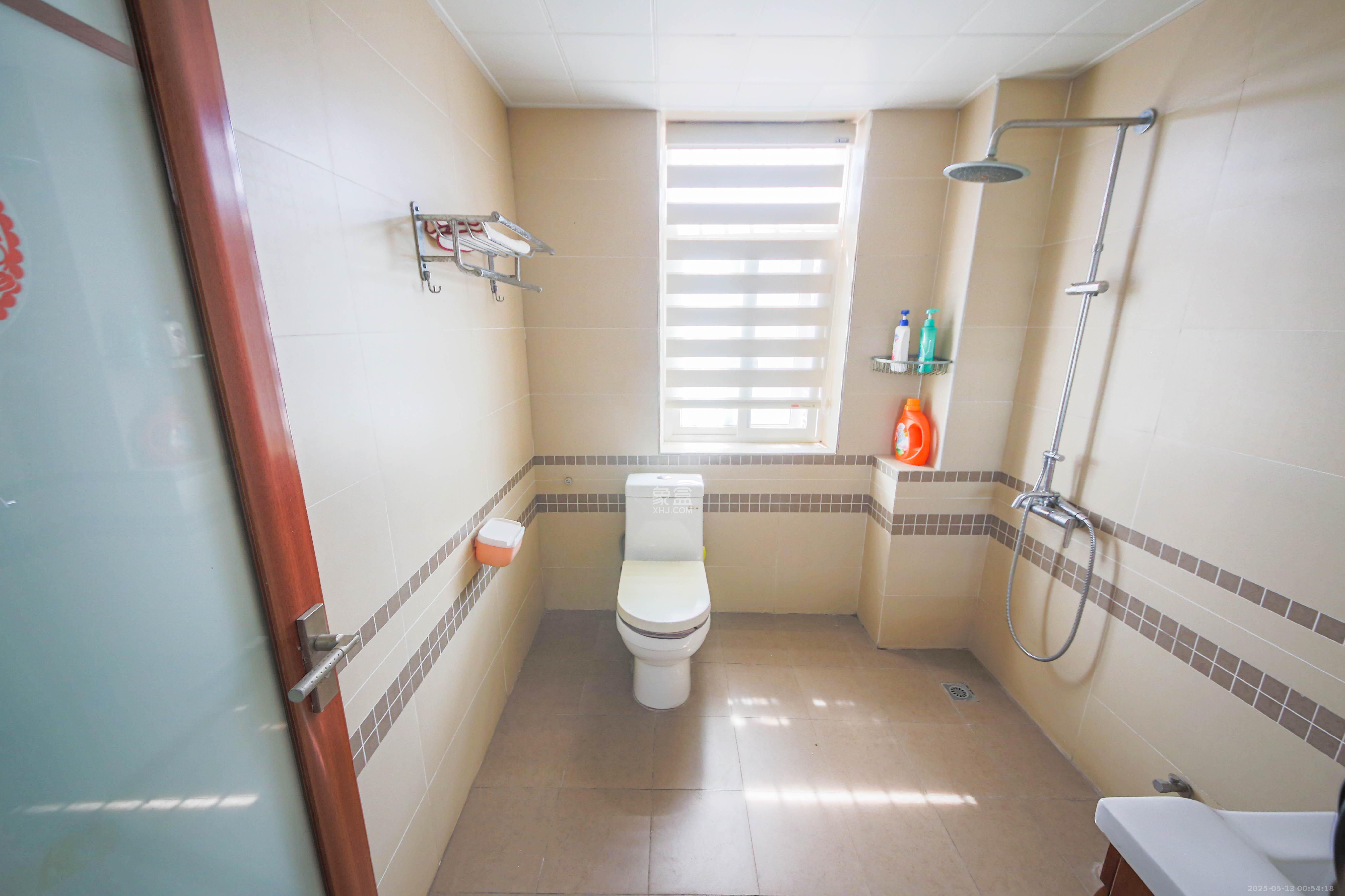 海利科院佳园 6室2厅2卫 180.0万 海利科院佳园 6室2厅2卫 180.0万卫生间