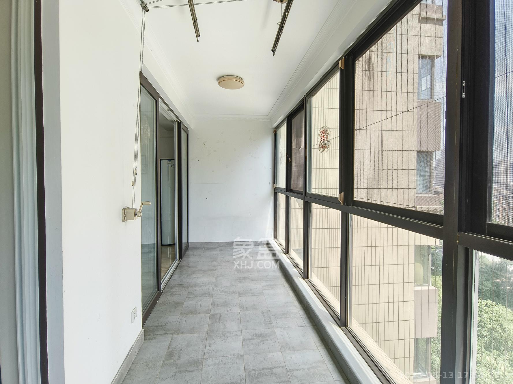 保利香槟国际 4室2厅2卫 97.8万 保利香槟国际 4室2厅2卫 97.8万阳台