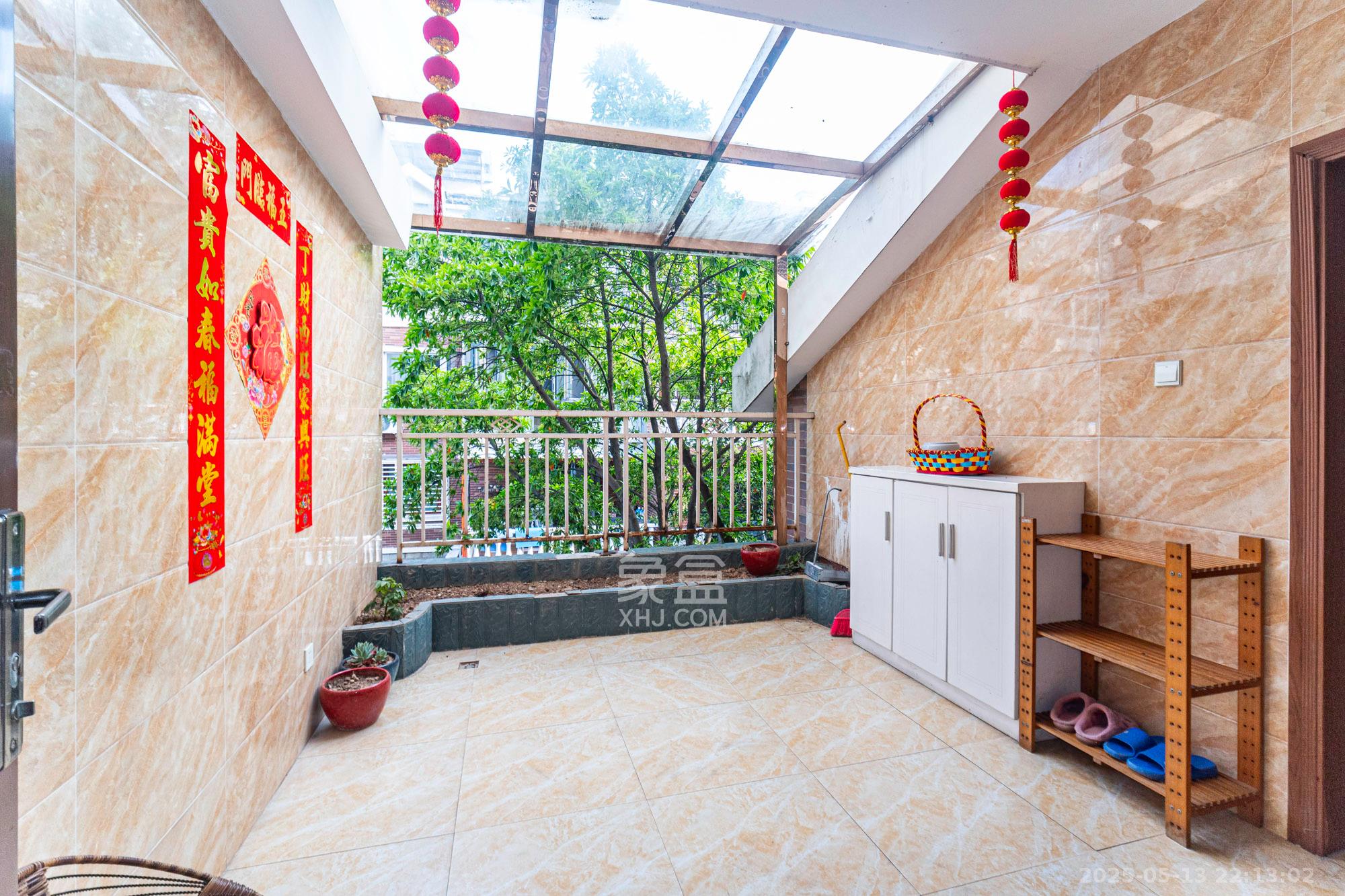 幸福里(幸福里一期) 5室2厅3卫 180.0万 幸福里(幸福里一期) 5室2厅3卫 180.0万阳台