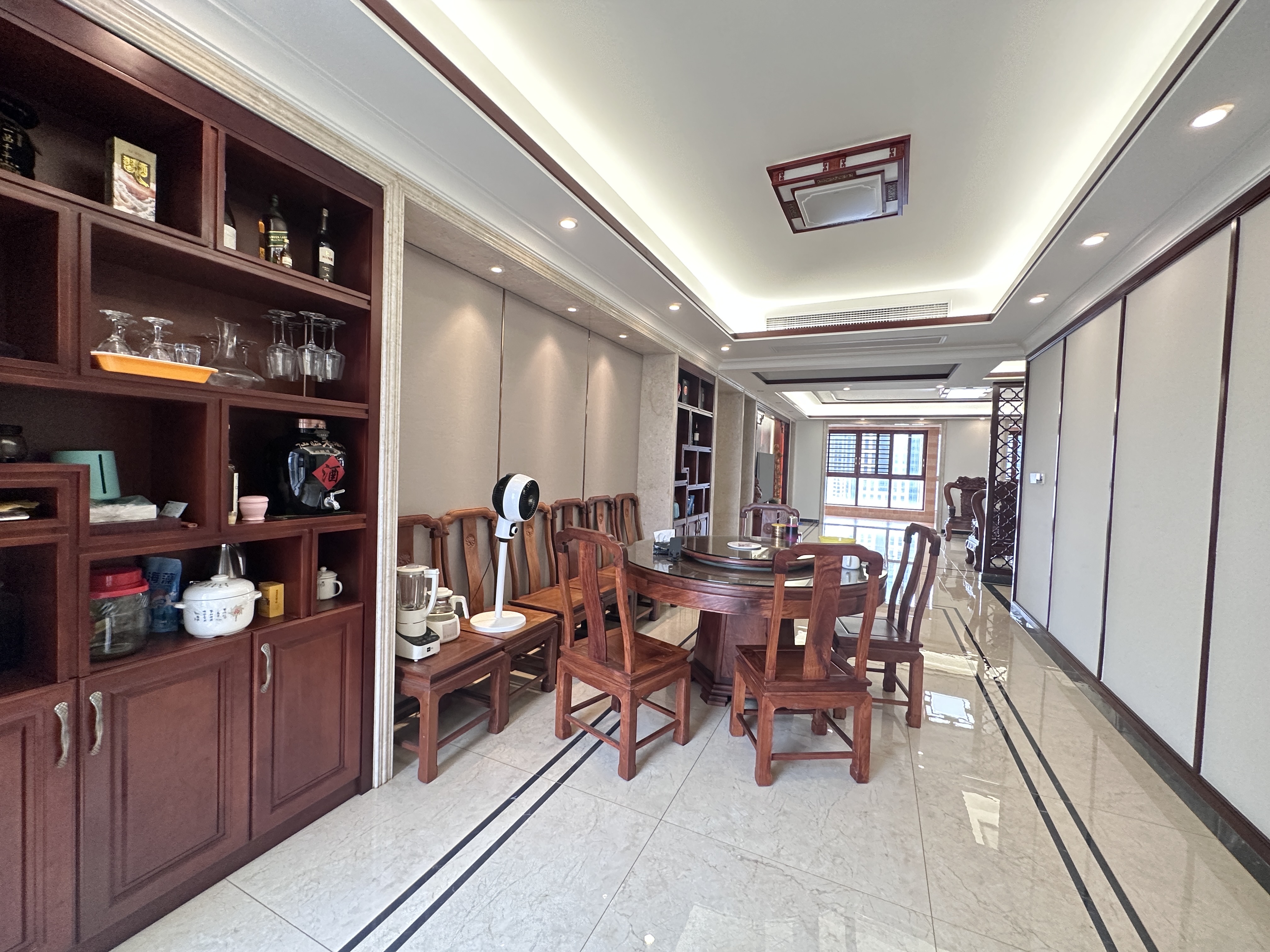 海航豪庭北苑  5室2厅4卫    580.0万 海航豪庭北苑  5室2厅4卫    580.0万客厅