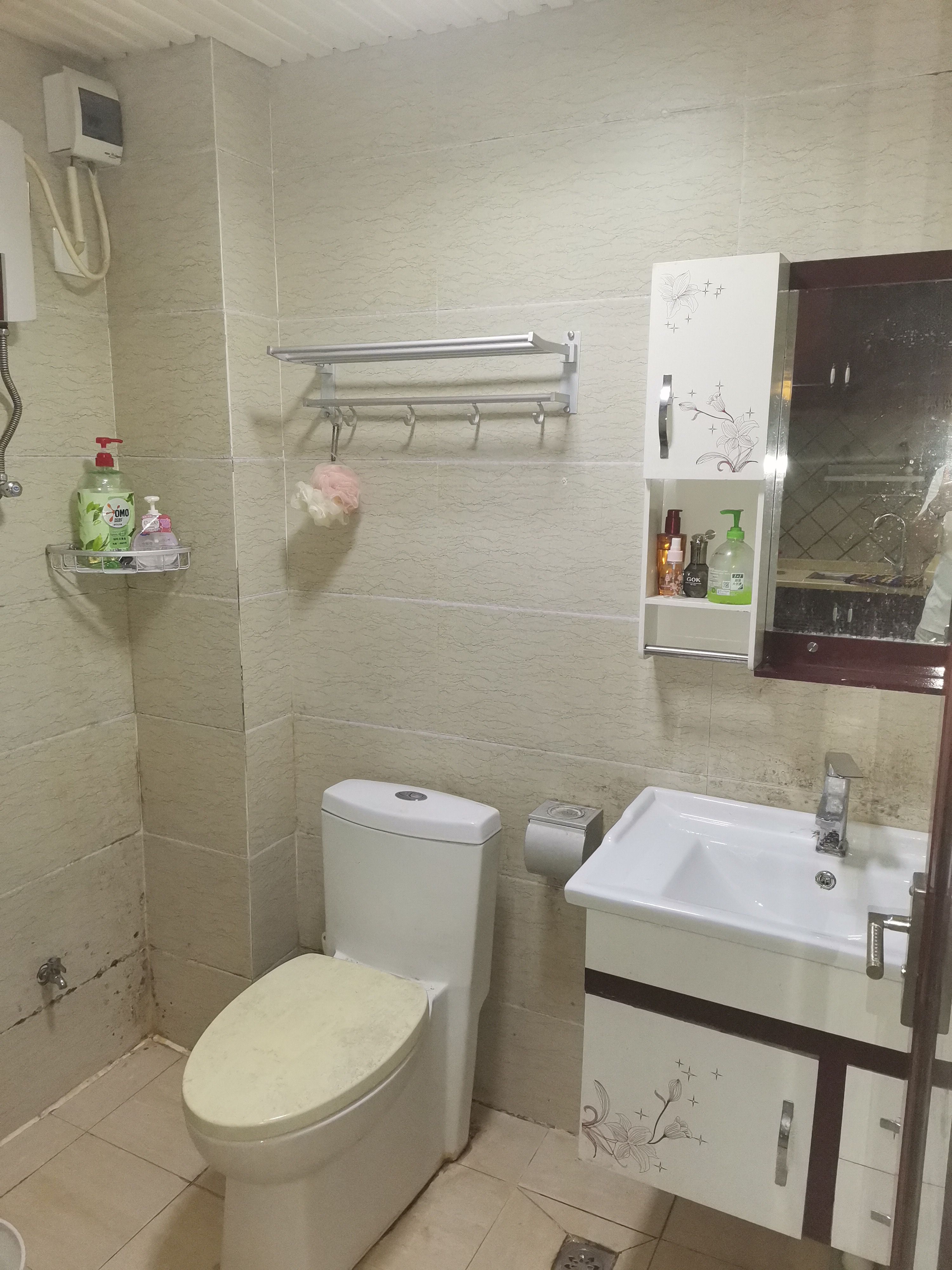 静园小区  1室1厅1卫   1400.00元/月室内图