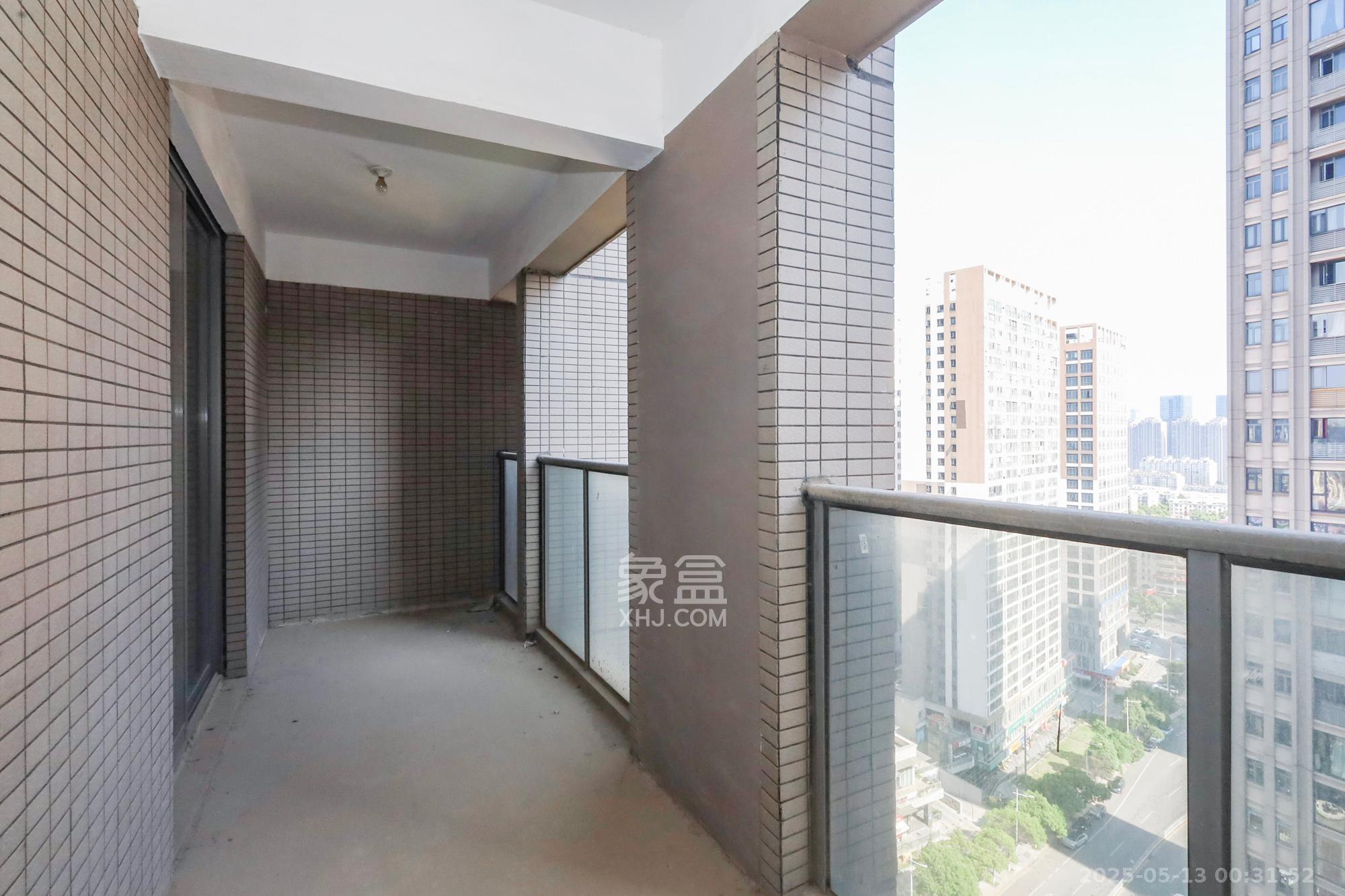 八方小区C区 4室2厅2卫 438.0万 八方小区C区 4室2厅2卫 438.0万阳台