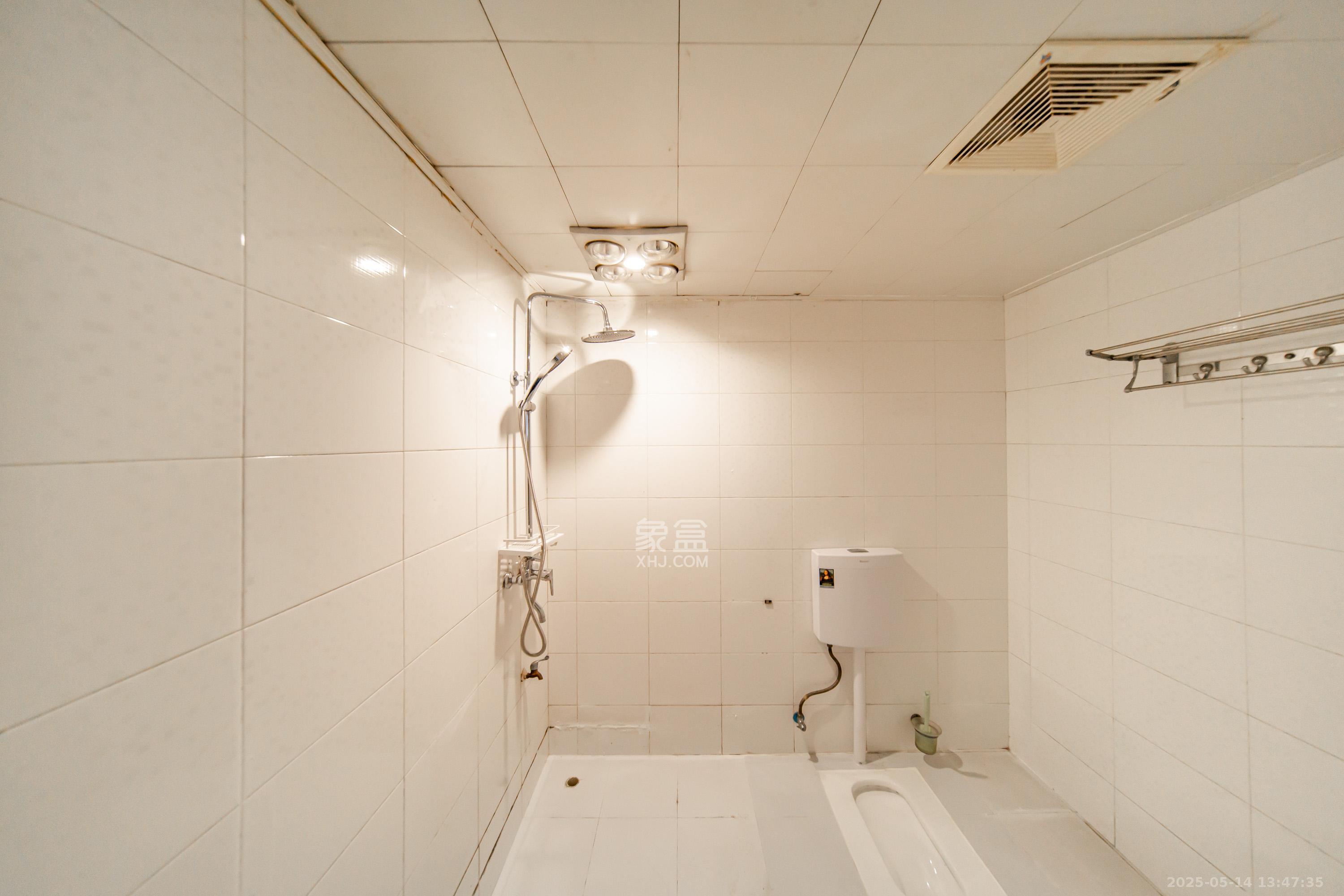 阳光100二期 4室2厅1卫 112.0万 阳光100二期 4室2厅1卫 112.0万卫生间