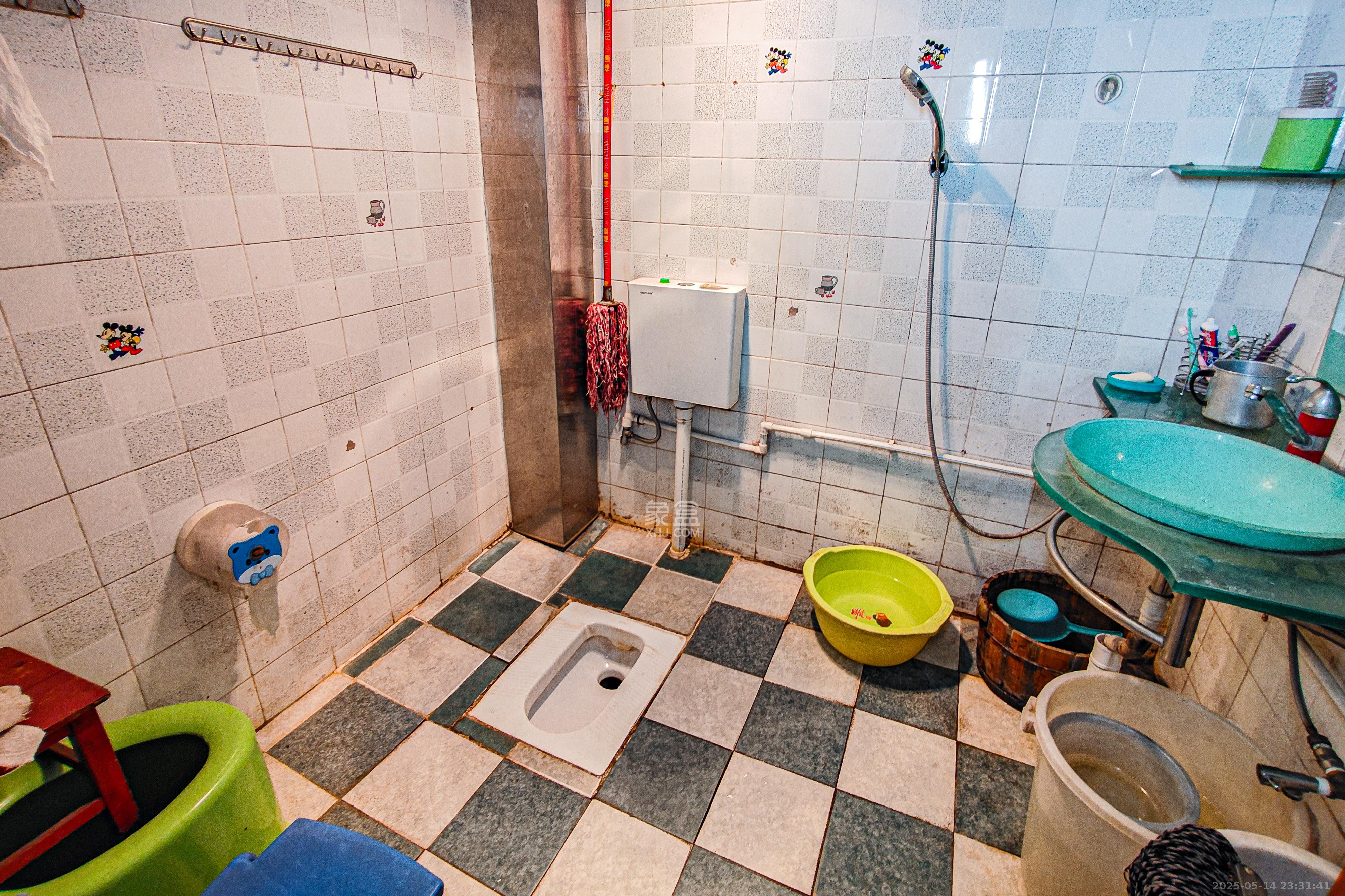 楚湘街二条巷散盘 3室2厅2卫 119.8万 楚湘街二条巷散盘 3室2厅2卫 119.8万卫生间