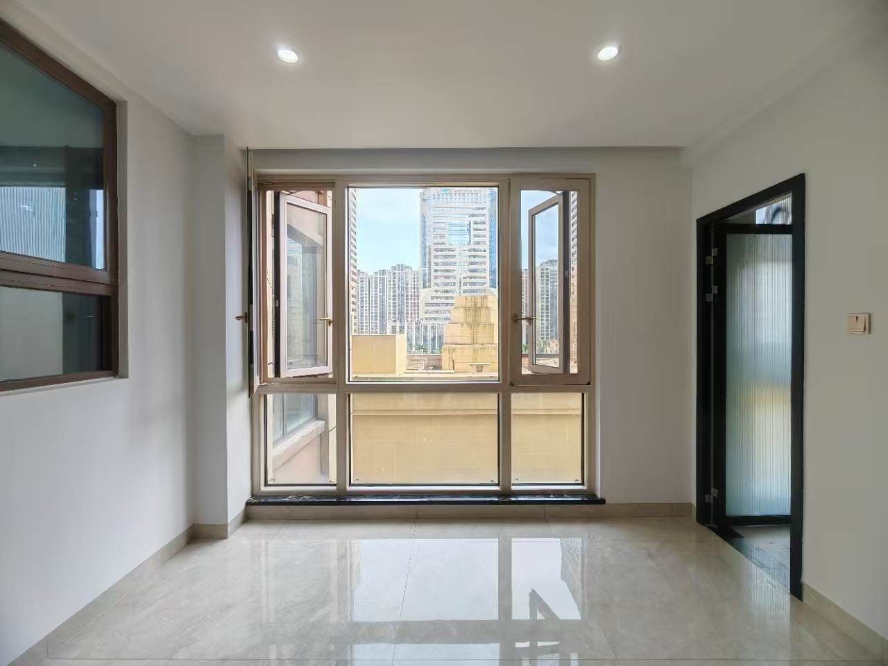 海航豪庭南苑  4室2厅3卫    10000.0元/月 海航豪庭南苑  4室2厅3卫    10000.0元/月室内图