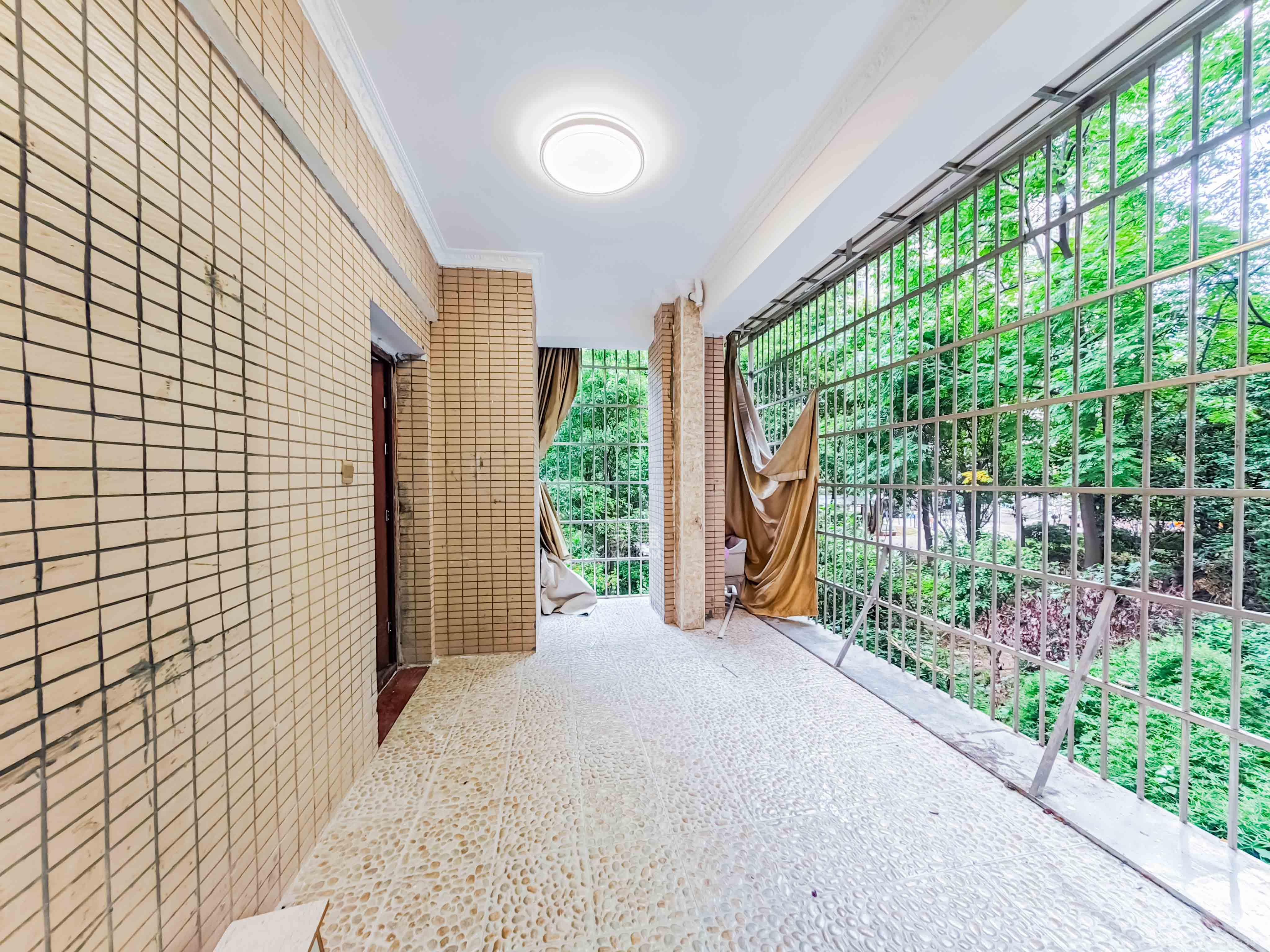 城市山水豪园（山水城市风景）  4室2厅2卫   150.00万其他
