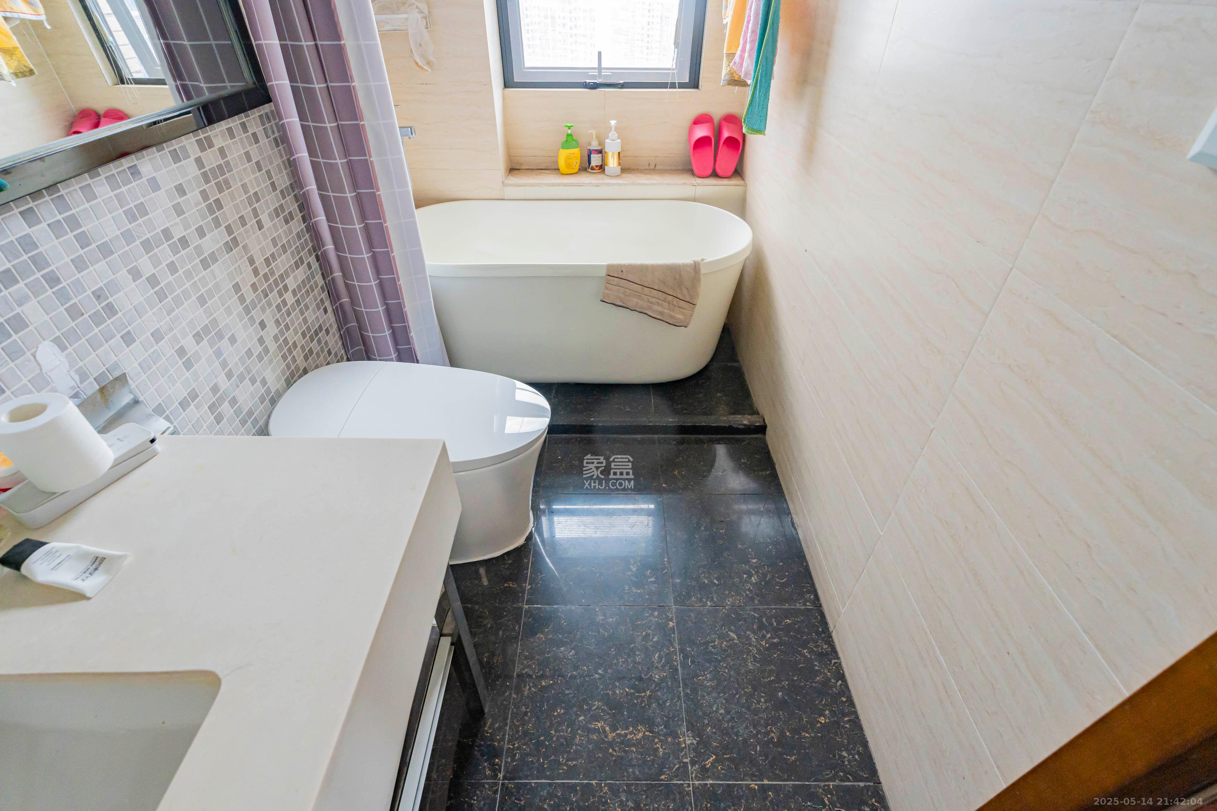 藏珑湖上国际花园 3室2厅2卫 103.0万 藏珑湖上国际花园 3室2厅2卫 103.0万卫生间