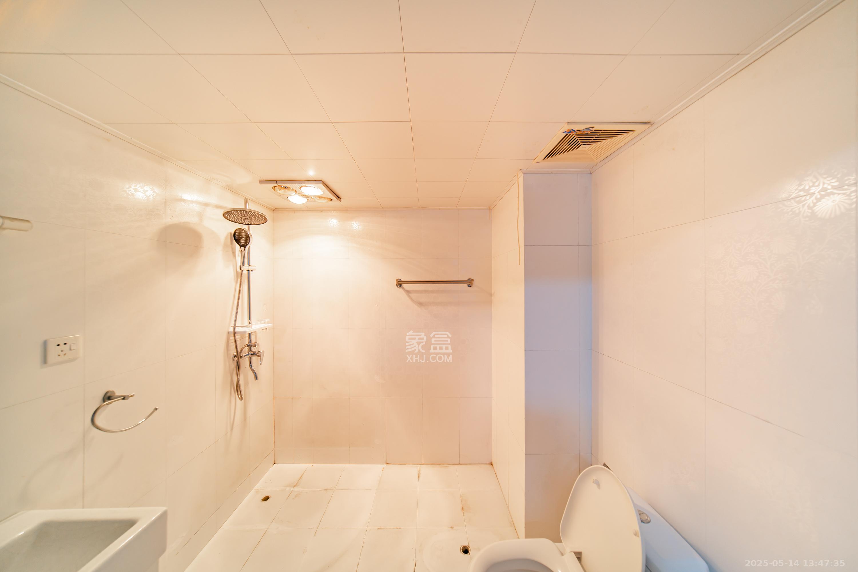 阳光100二期 4室2厅1卫 112.0万 阳光100二期 4室2厅1卫 112.0万卫生间