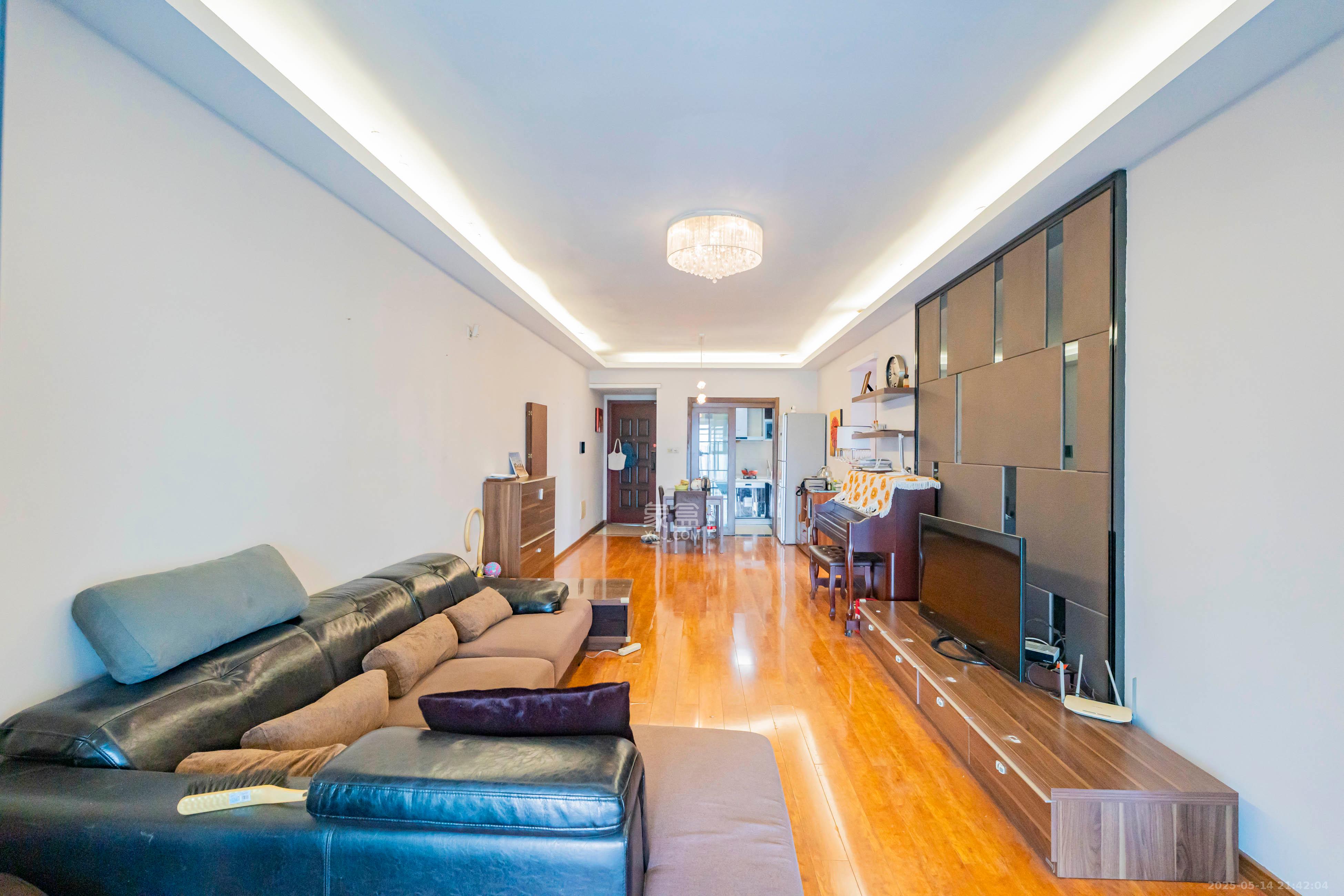 藏珑湖上国际花园 3室2厅2卫 103.0万 藏珑湖上国际花园 3室2厅2卫 103.0万客厅