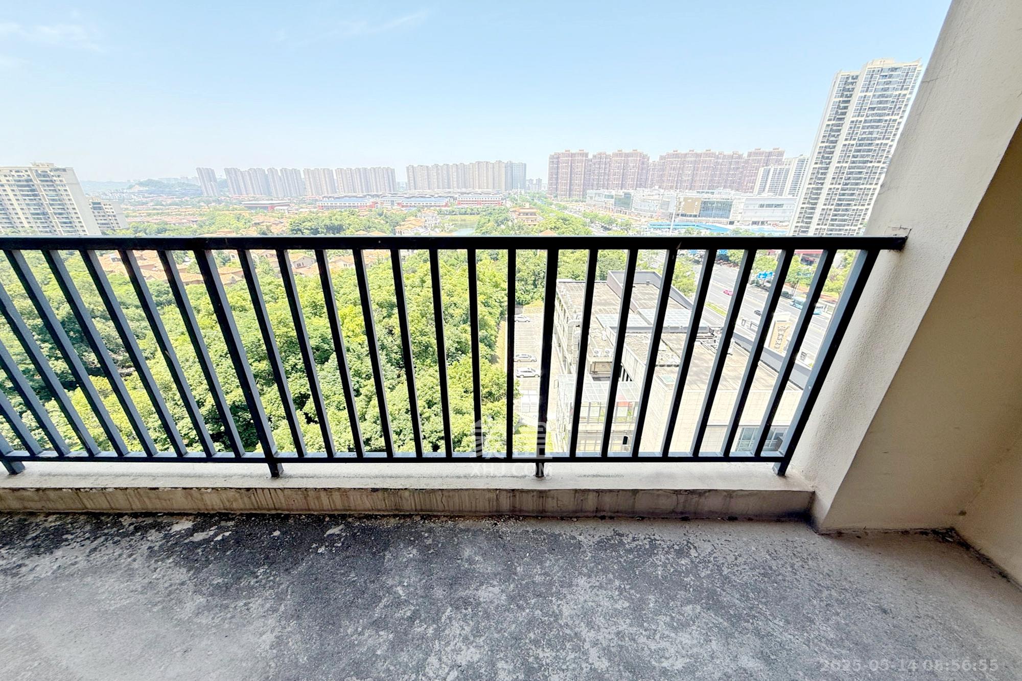 中粮鸿云 3室2厅2卫 62.6万 中粮鸿云 3室2厅2卫 62.6万阳台