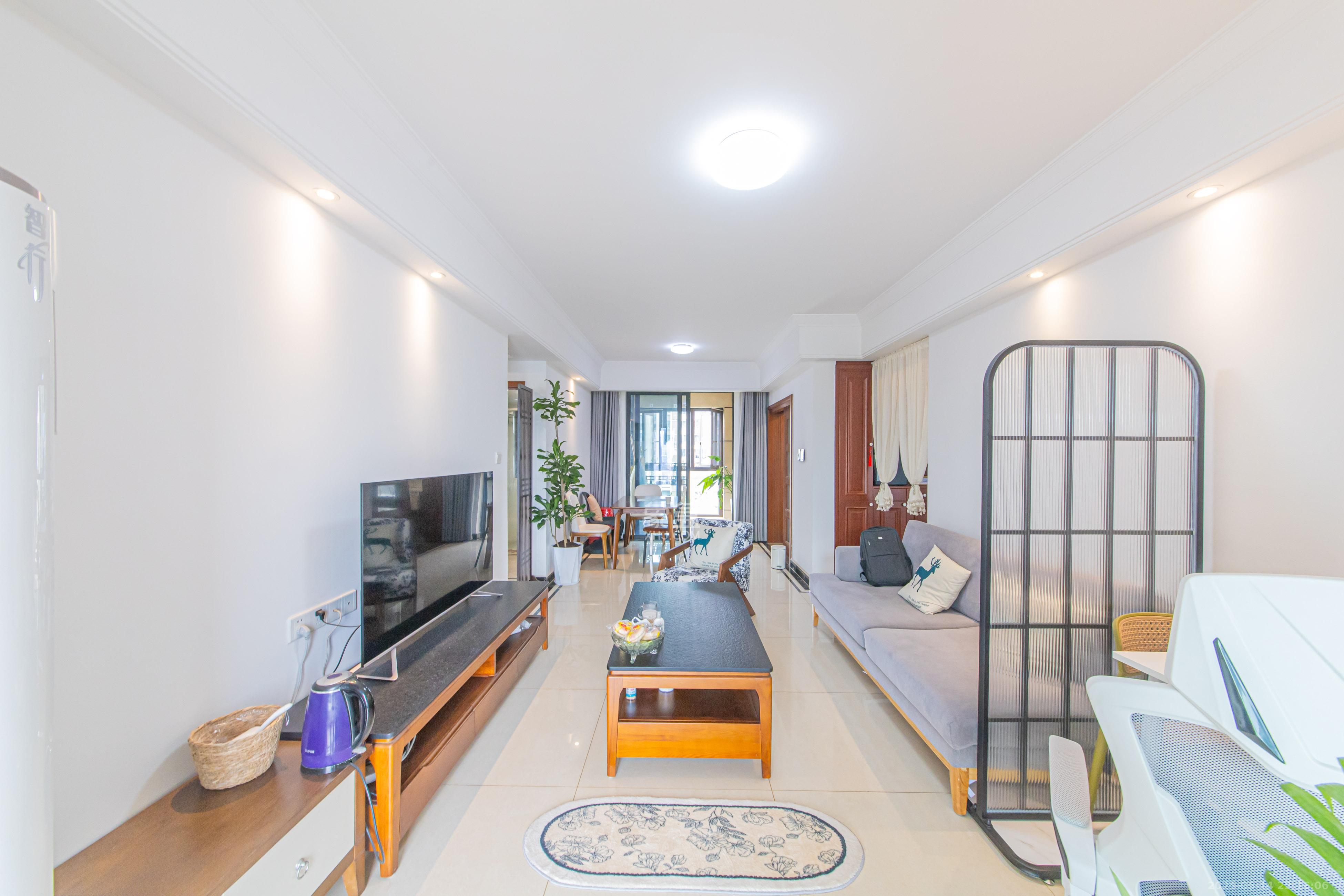 中海新城熙岸(中信新城五期) 3室2厅1卫 95.0万 中海新城熙岸(中信新城五期) 3室2厅1卫 95.0万客厅