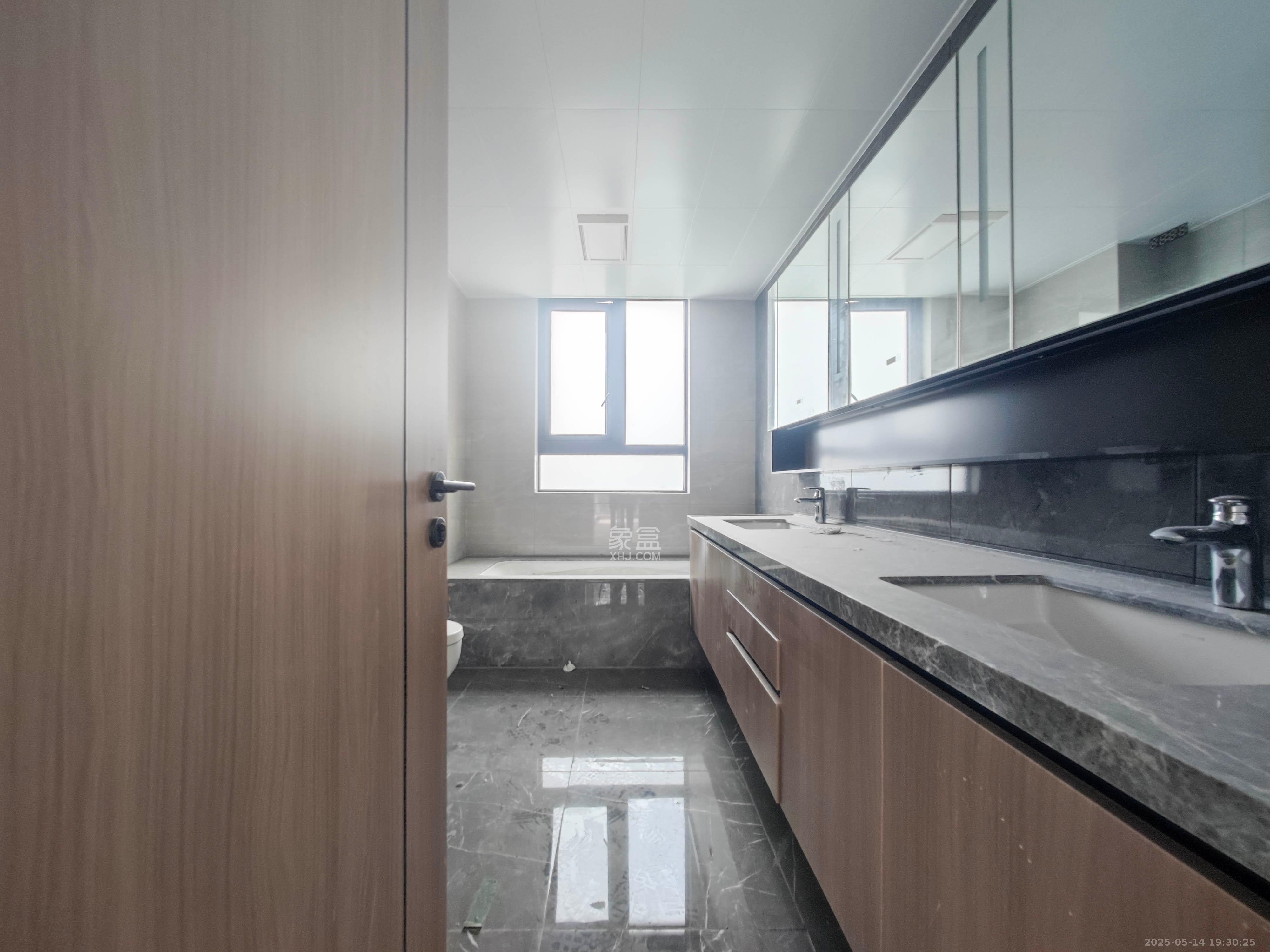 中海星樾府 4室2厅1卫 326.0万 中海星樾府 4室2厅1卫 326.0万卫生间