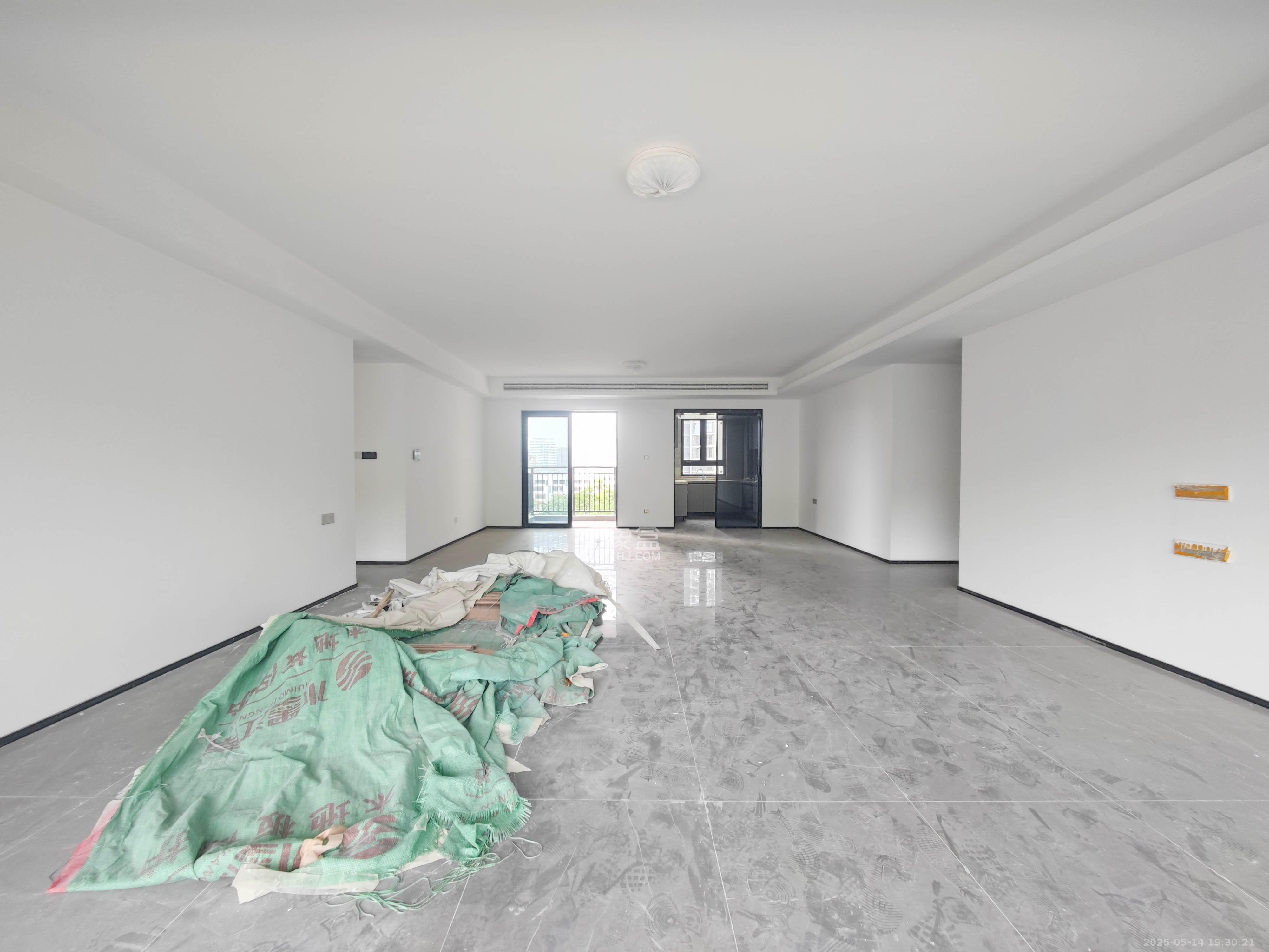 中海星樾府 4室2厅1卫 326.0万 中海星樾府 4室2厅1卫 326.0万客厅