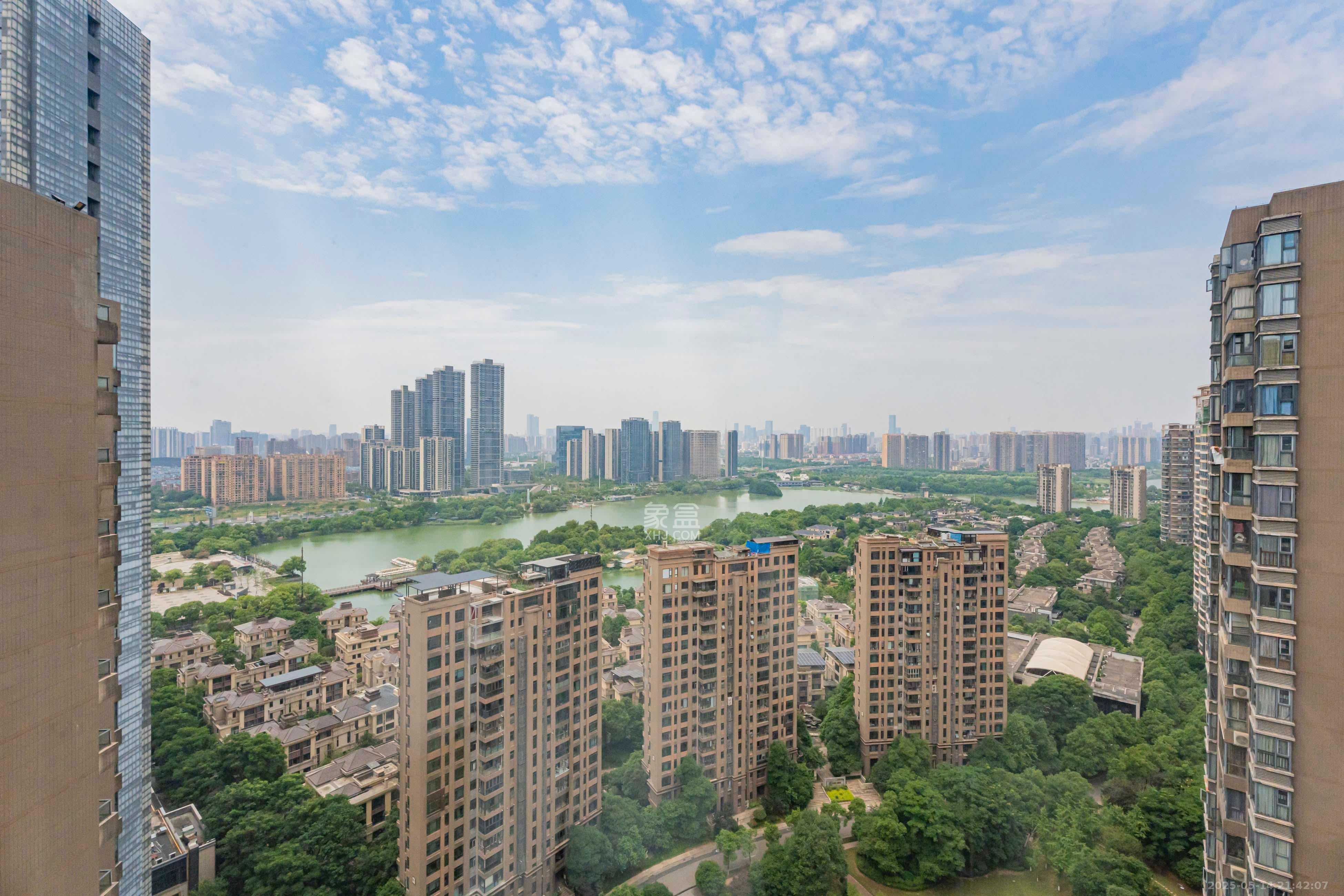 藏珑湖上国际花园 3室2厅2卫 103.0万 藏珑湖上国际花园 3室2厅2卫 103.0万阳台