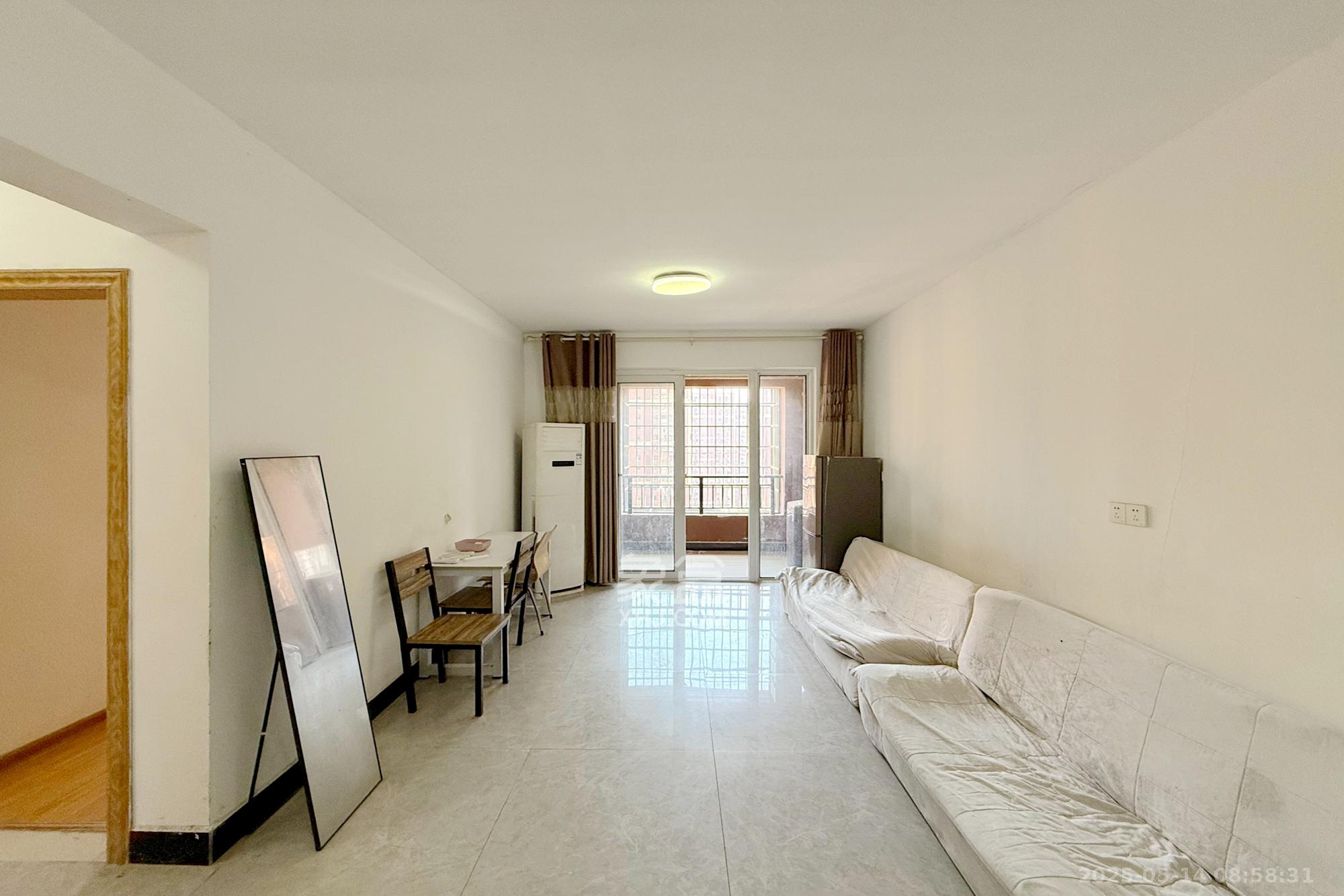 新城国际花都 3室2厅1卫 53.0万 新城国际花都 3室2厅1卫 53.0万客厅