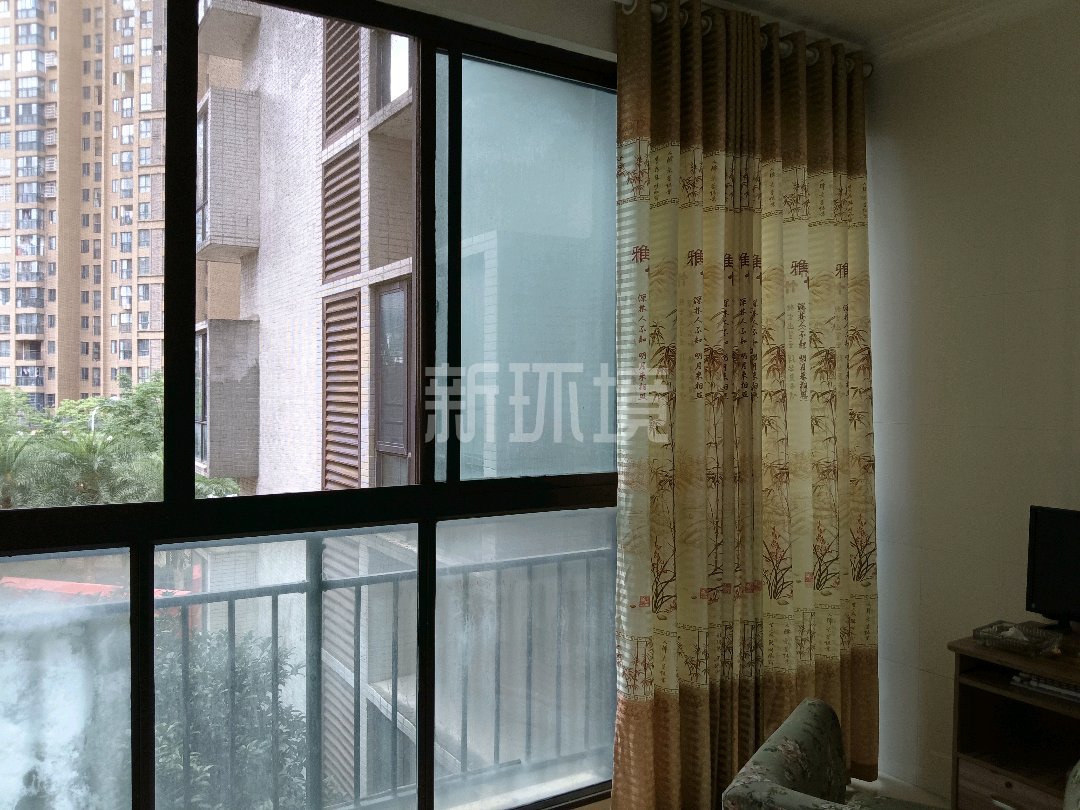 月亮湾二期B区  3室2厅2卫   82.00万客厅