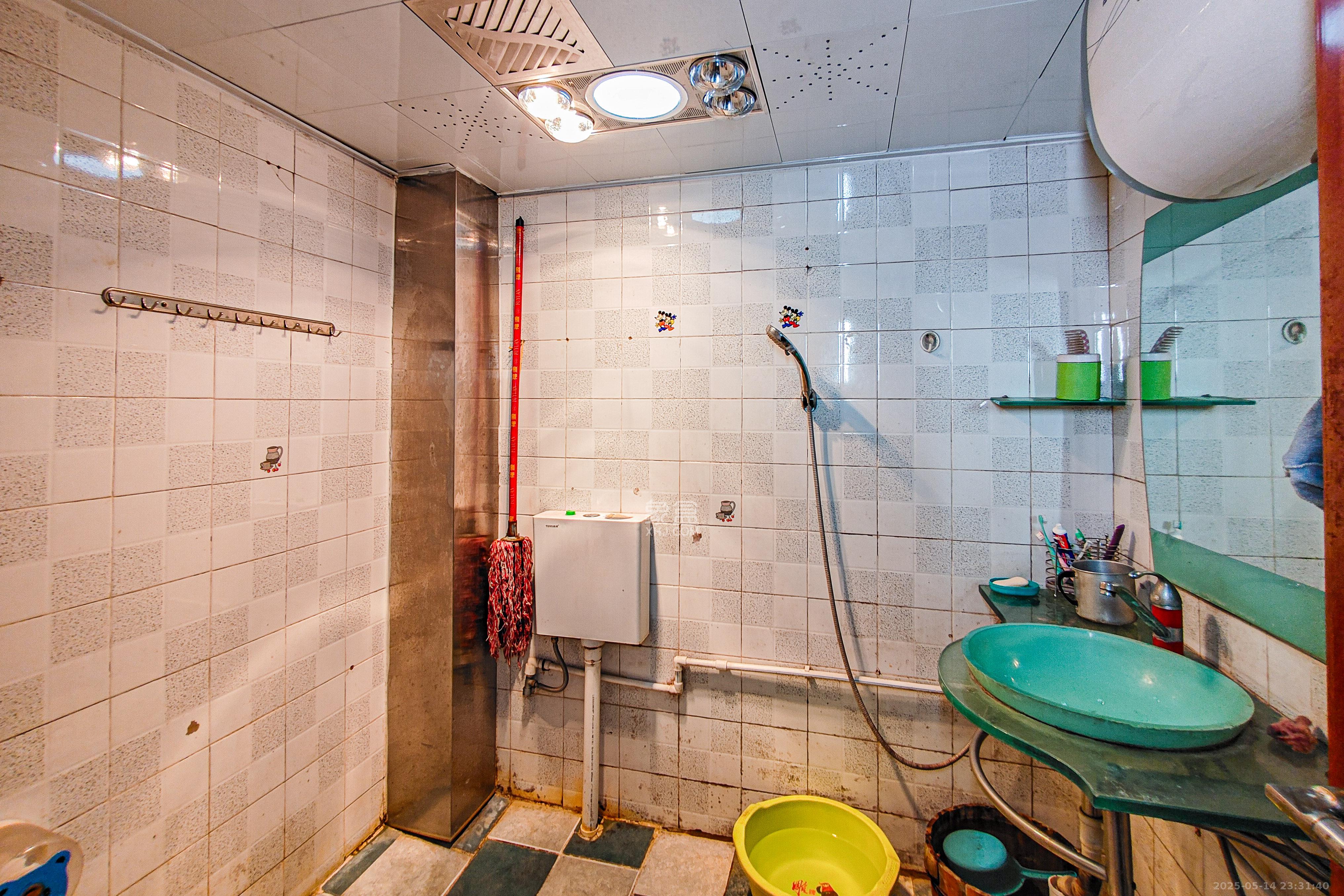 楚湘街二条巷散盘 3室2厅2卫 119.8万 楚湘街二条巷散盘 3室2厅2卫 119.8万卫生间