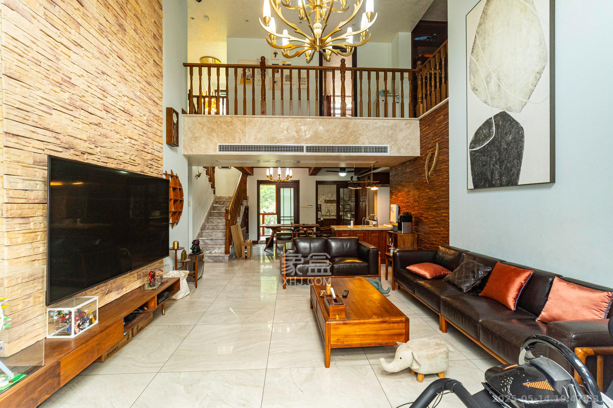 星湖湾一期洋房 7室2厅4卫 298.0万 星湖湾一期洋房 7室2厅4卫 298.0万客厅