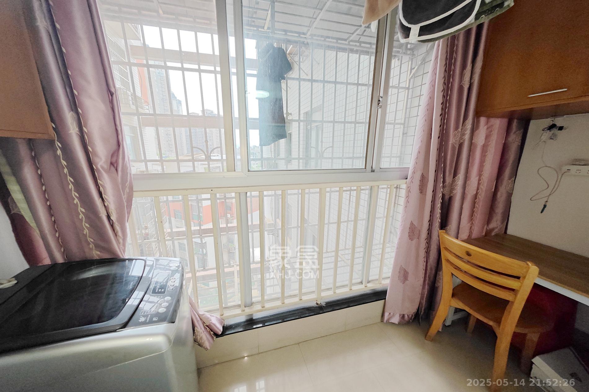 东方新世界  2室2厅1卫   52.00万阳台