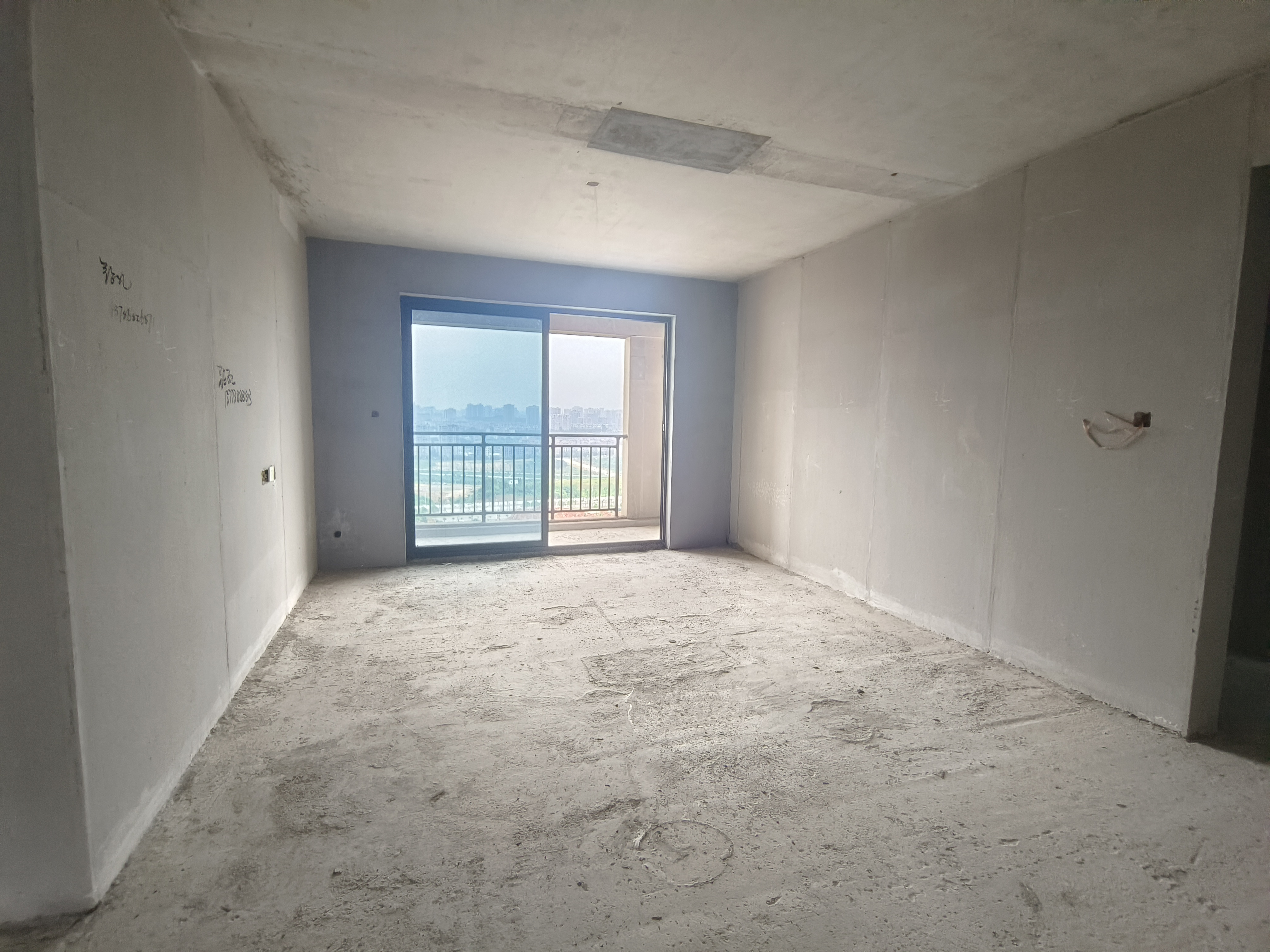 三一街区 4室2厅2卫 61.8万 三一街区 4室2厅2卫 61.8万客厅