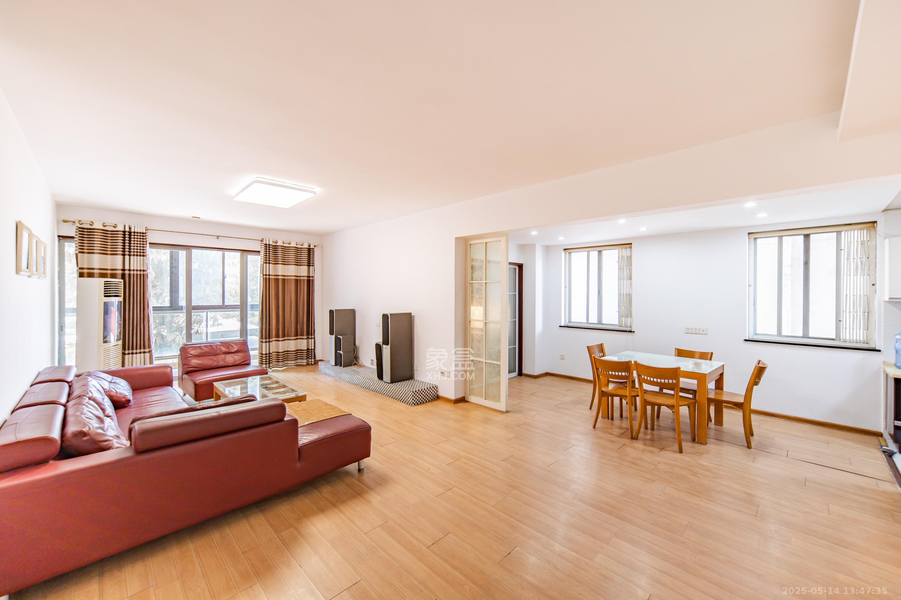 阳光100二期 4室2厅1卫 112.0万 阳光100二期 4室2厅1卫 112.0万客厅