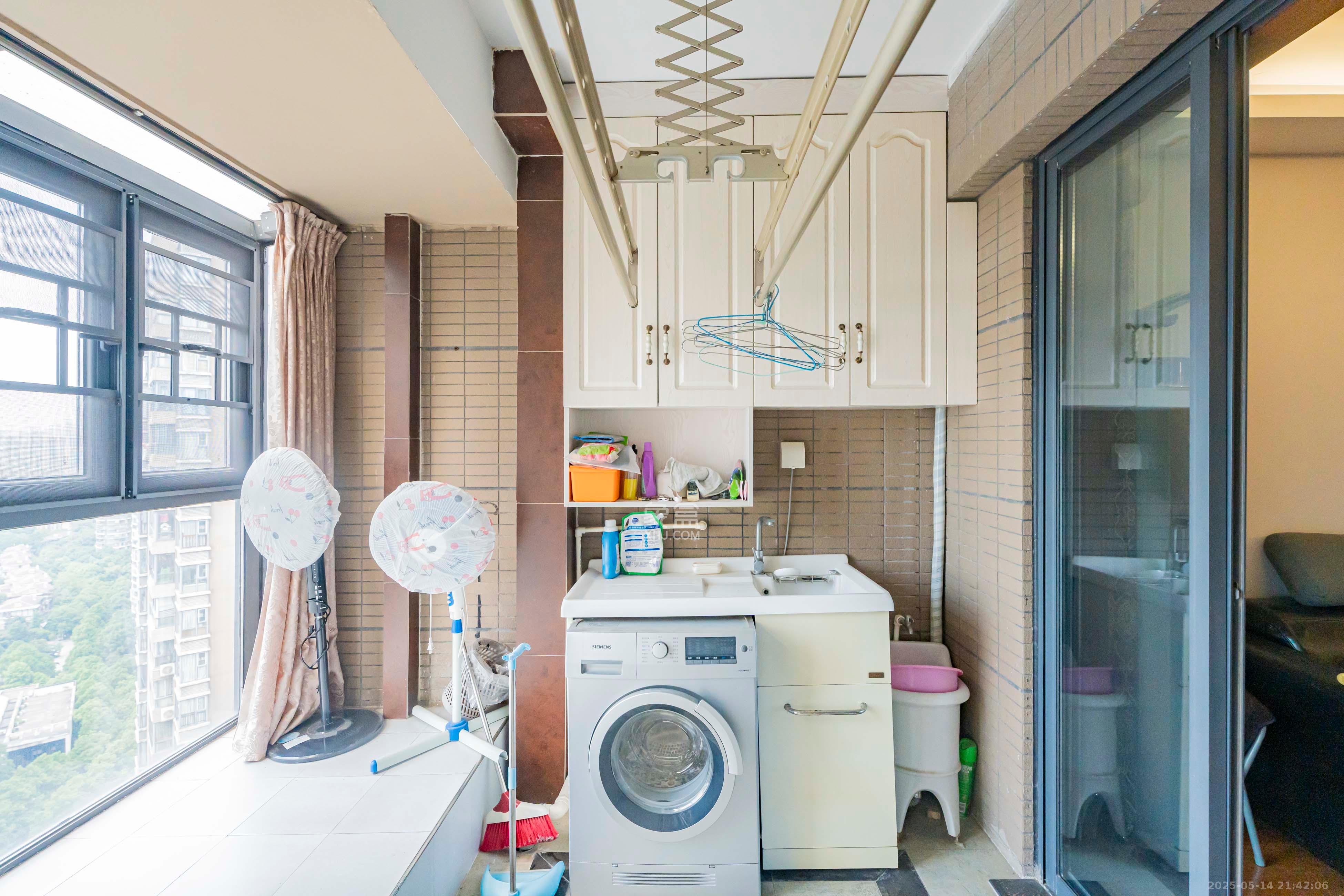 藏珑湖上国际花园 3室2厅2卫 103.0万 藏珑湖上国际花园 3室2厅2卫 103.0万阳台