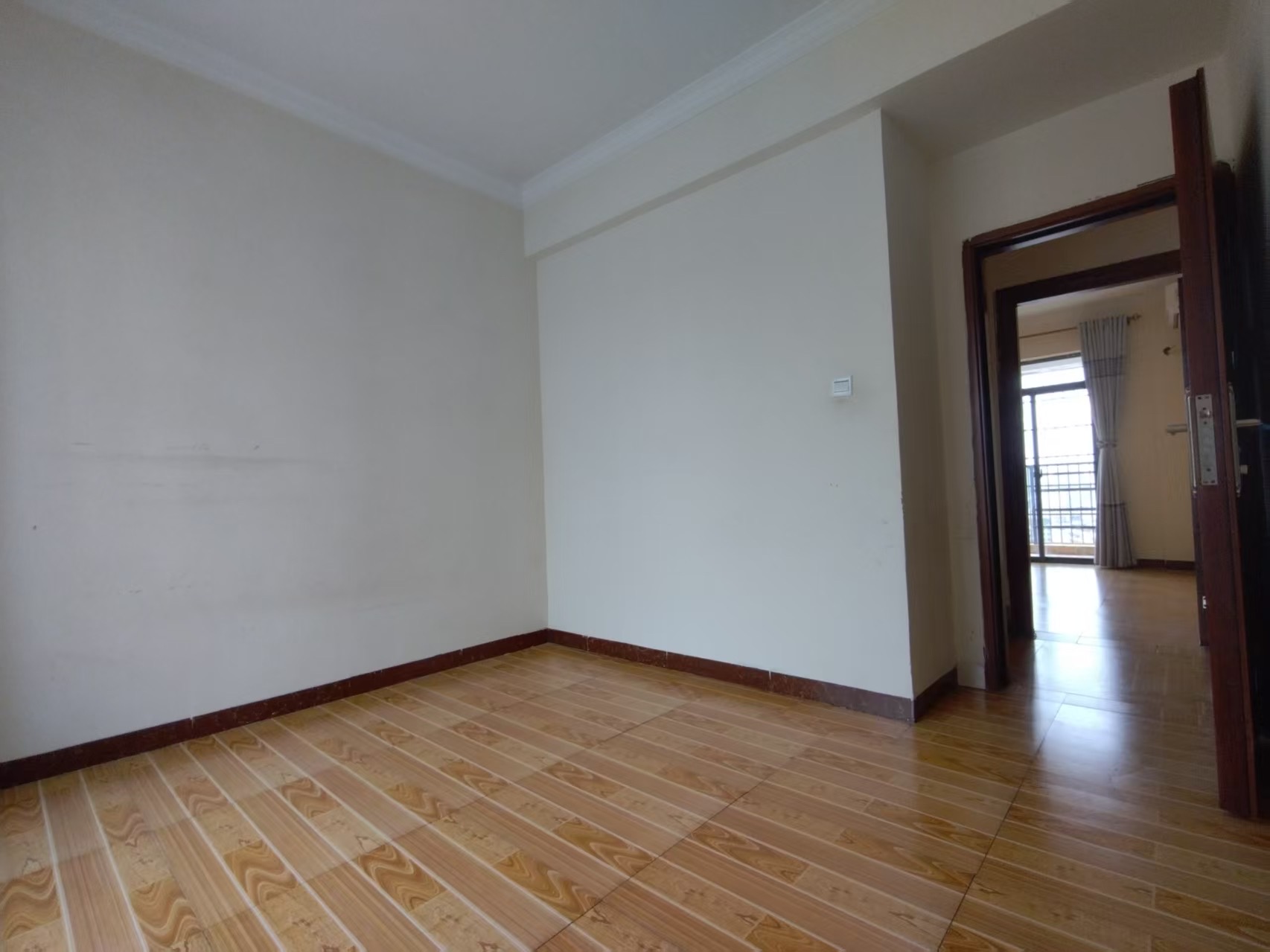 玉龙湾 4室2厅1卫 2700.0元/月 玉龙湾 4室2厅1卫 2700.0元/月室内图