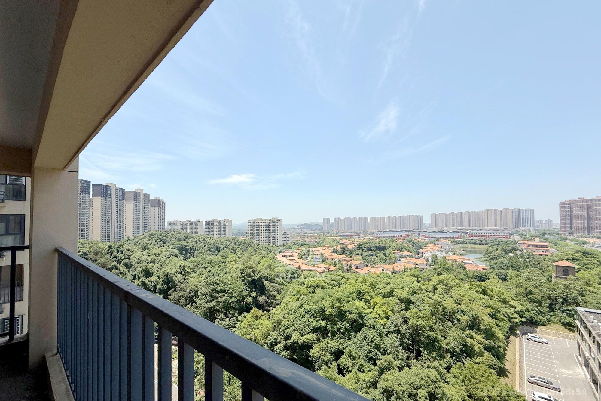 中粮鸿云 3室2厅2卫 62.6万 中粮鸿云 3室2厅2卫 62.6万阳台