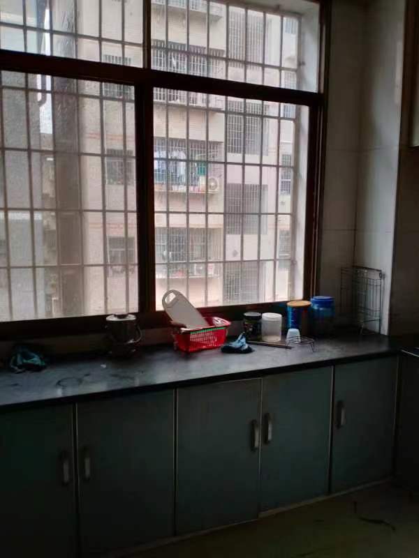 金信花园 4室2厅0卫 80.0万 金信花园 4室2厅0卫 80.0万客厅