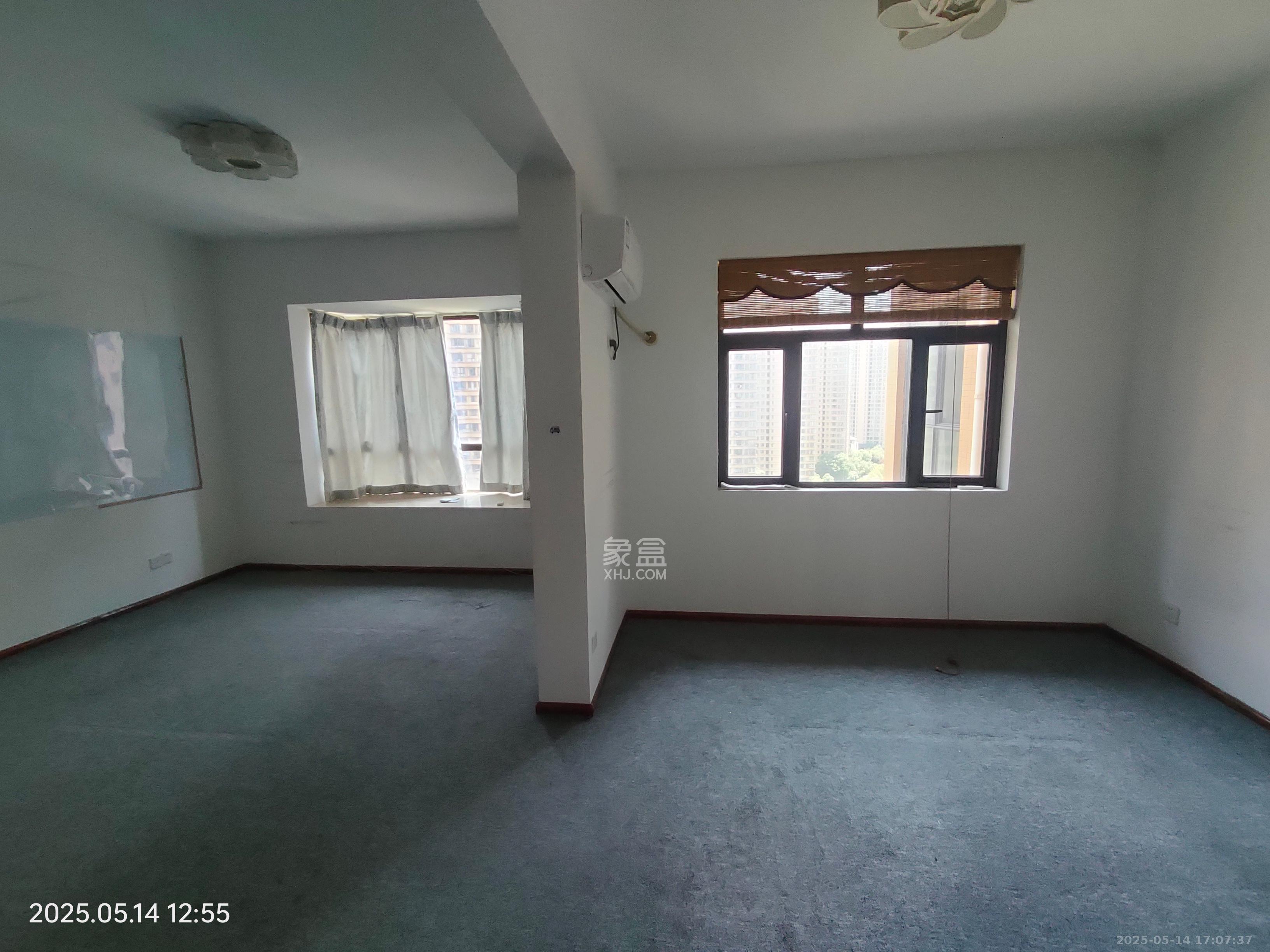 德润小区(丰升德润小区) 4室2厅1卫 3200.0元/月 德润小区(丰升德润小区) 4室2厅1卫 3200.0元/月室内图