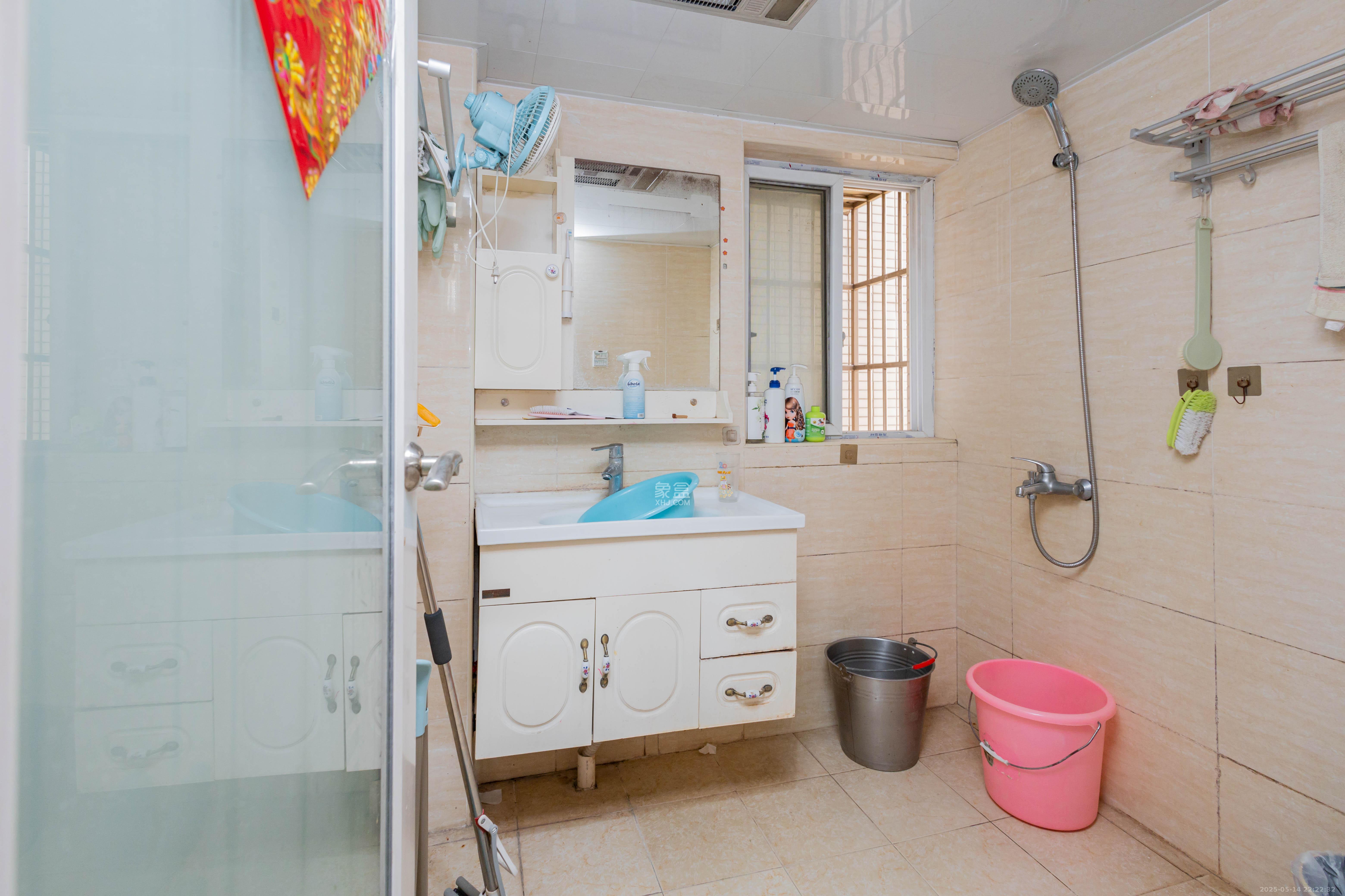 东业苹果社区 2室2厅1卫 39.5万 东业苹果社区 2室2厅1卫 39.5万卫生间