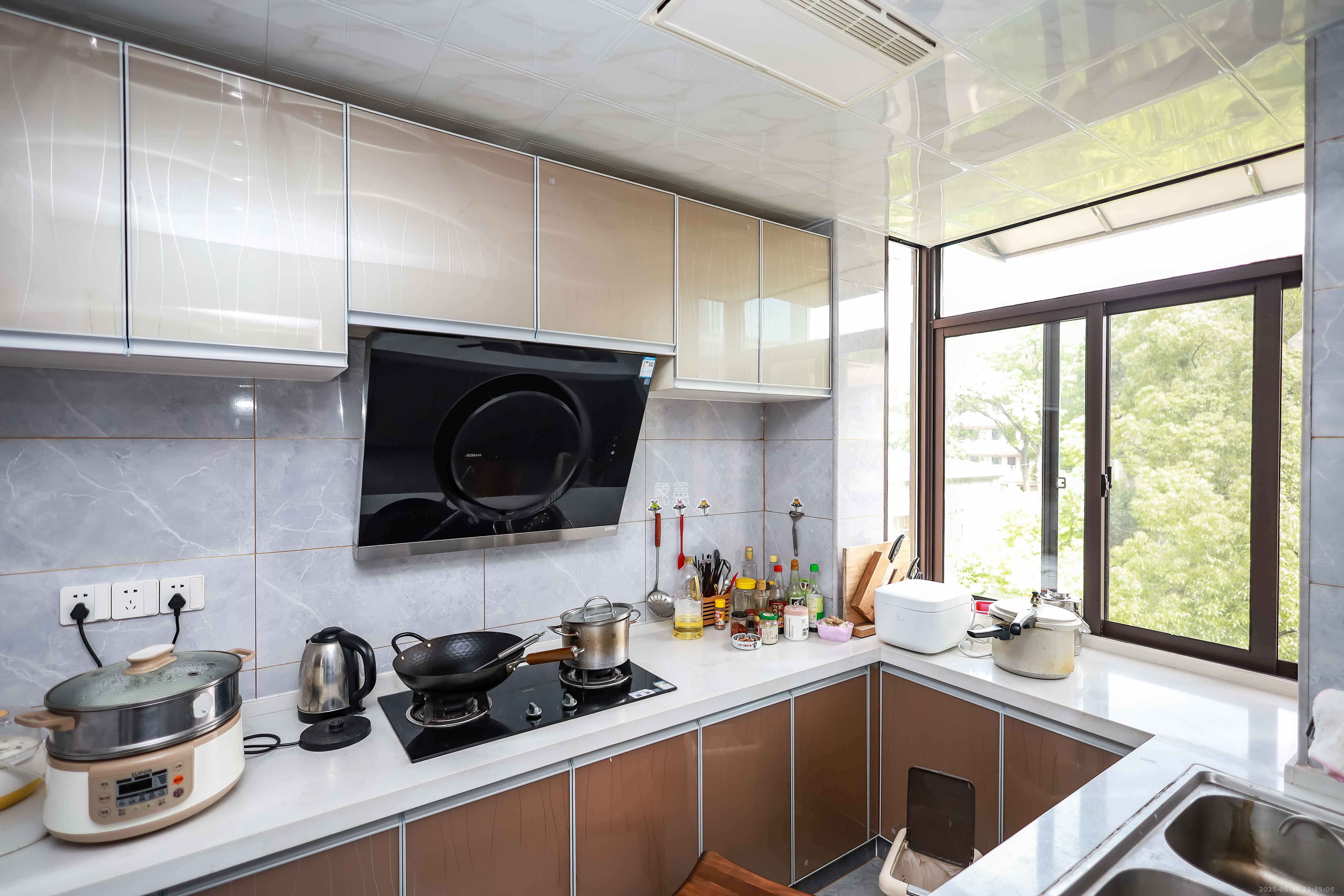 省少管所单位房 3室2厅2卫 73.8万 省少管所单位房 3室2厅2卫 73.8万厨房