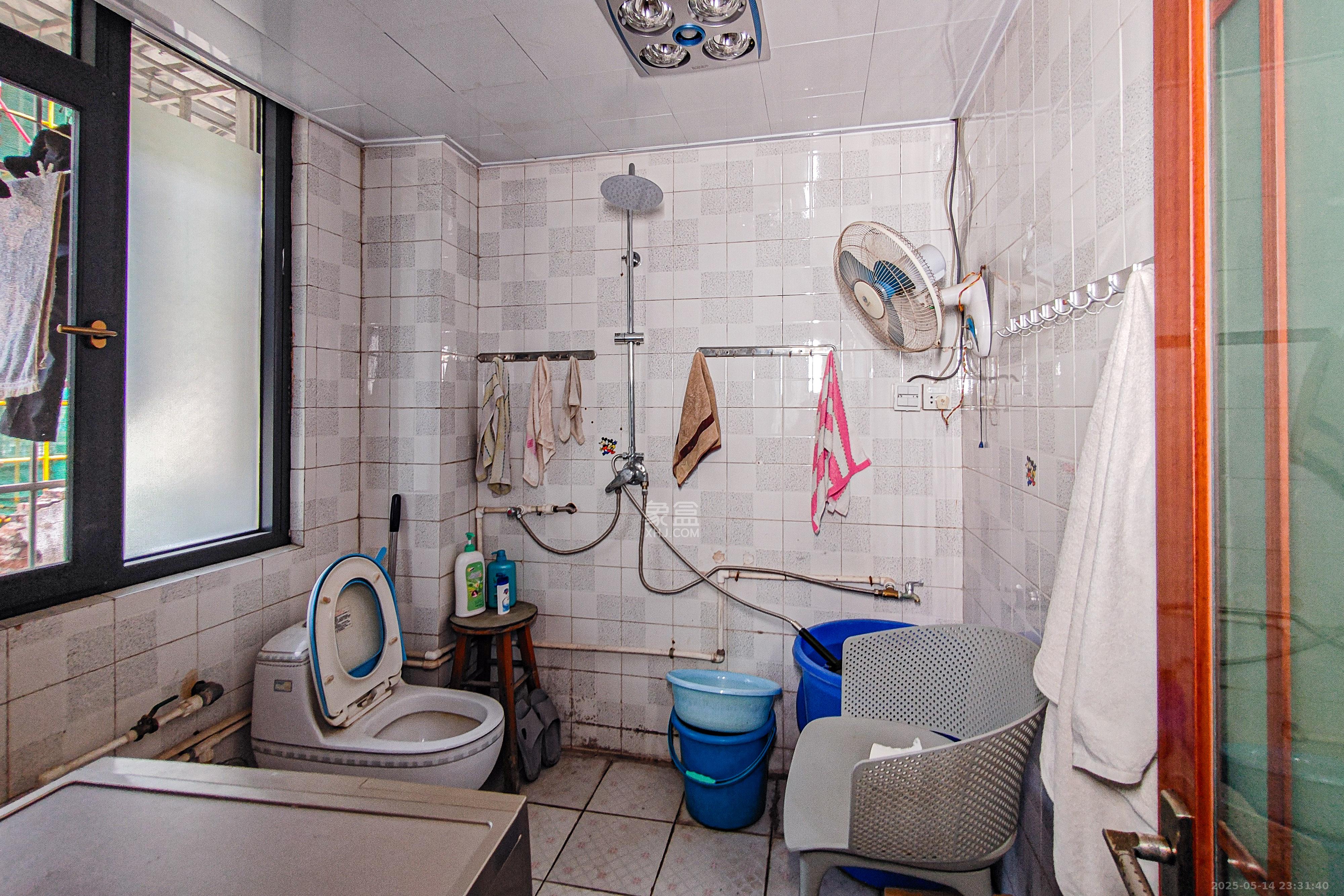 楚湘街二条巷散盘 3室2厅2卫 119.8万 楚湘街二条巷散盘 3室2厅2卫 119.8万卫生间