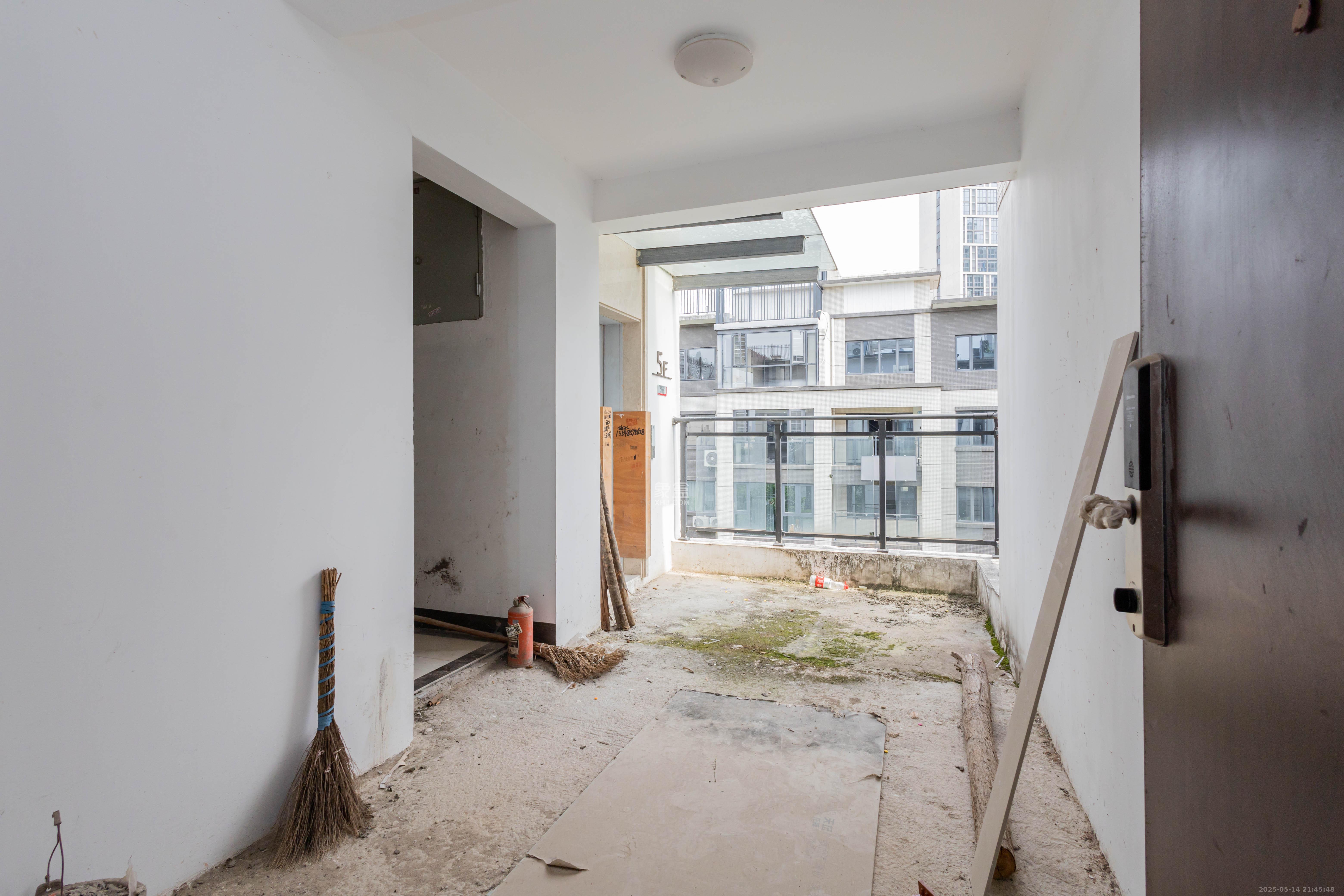 敏捷珑玥府  5室2厅2卫    148.0万 敏捷珑玥府  5室2厅2卫    148.0万卧室