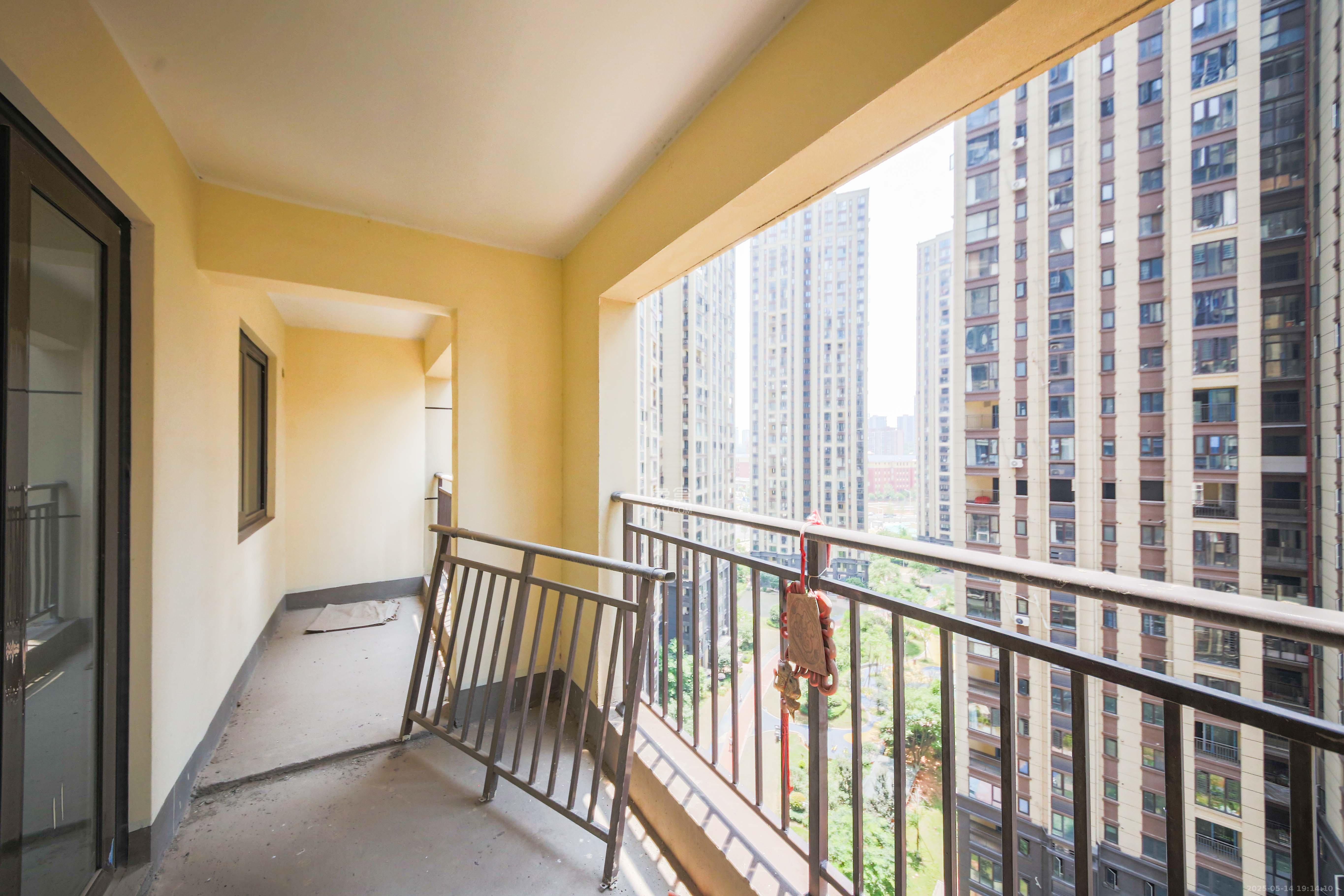 克拉美丽山庄(晟领国际) 3室2厅1卫 100.0万 克拉美丽山庄(晟领国际) 3室2厅1卫 100.0万阳台