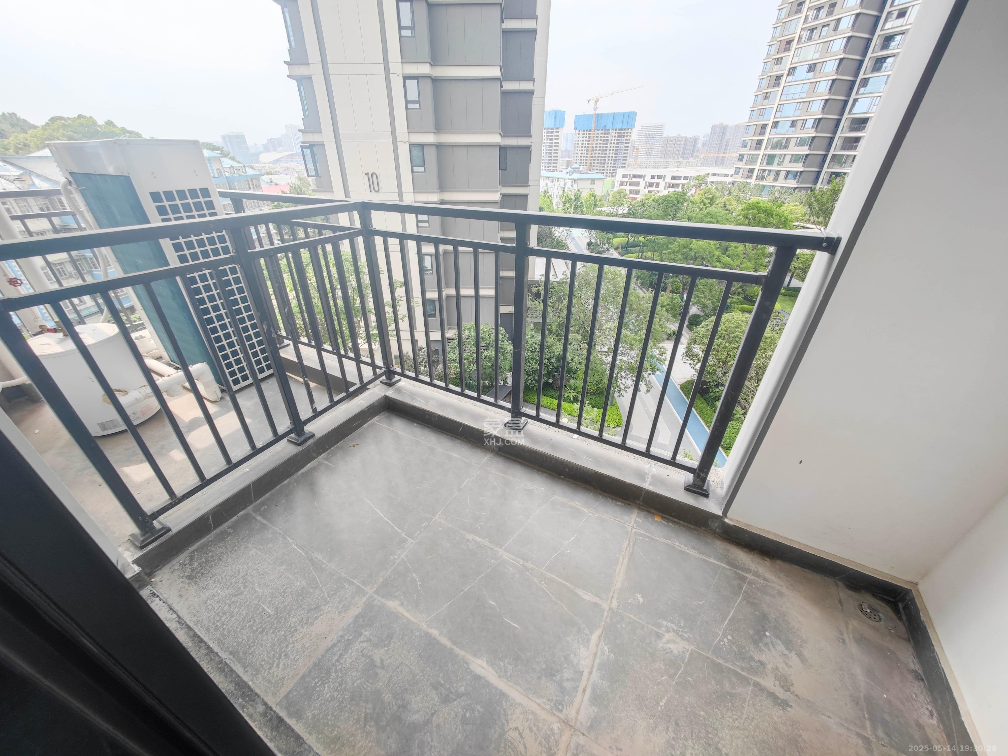 中海星樾府 4室2厅1卫 326.0万 中海星樾府 4室2厅1卫 326.0万阳台