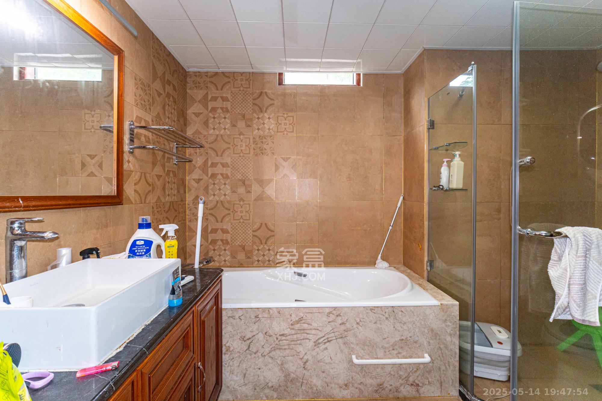 星湖湾一期洋房 7室2厅4卫 298.0万 星湖湾一期洋房 7室2厅4卫 298.0万卫生间