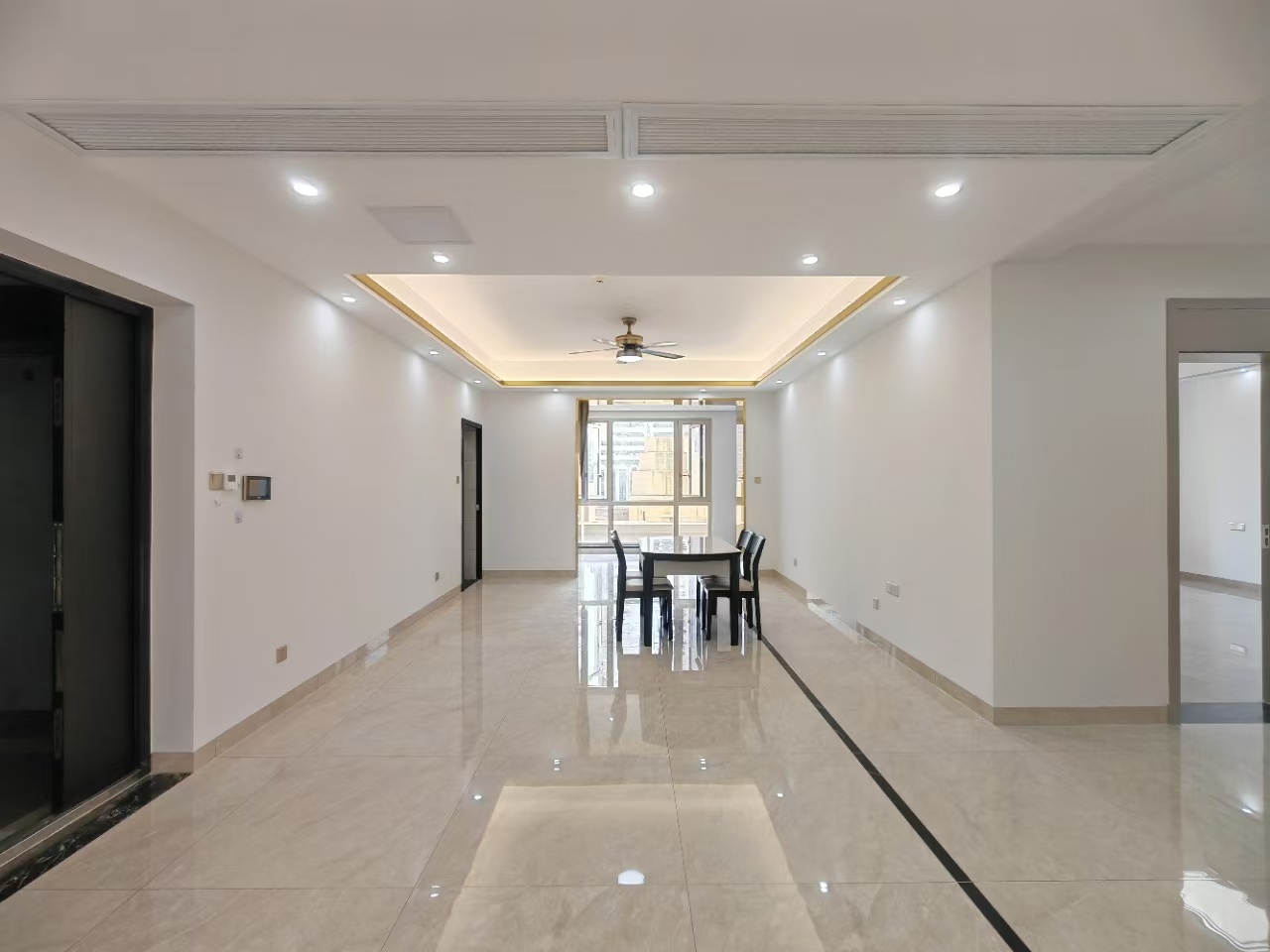 海航豪庭南苑  4室2厅3卫    10000.0元/月 海航豪庭南苑  4室2厅3卫    10000.0元/月室内图