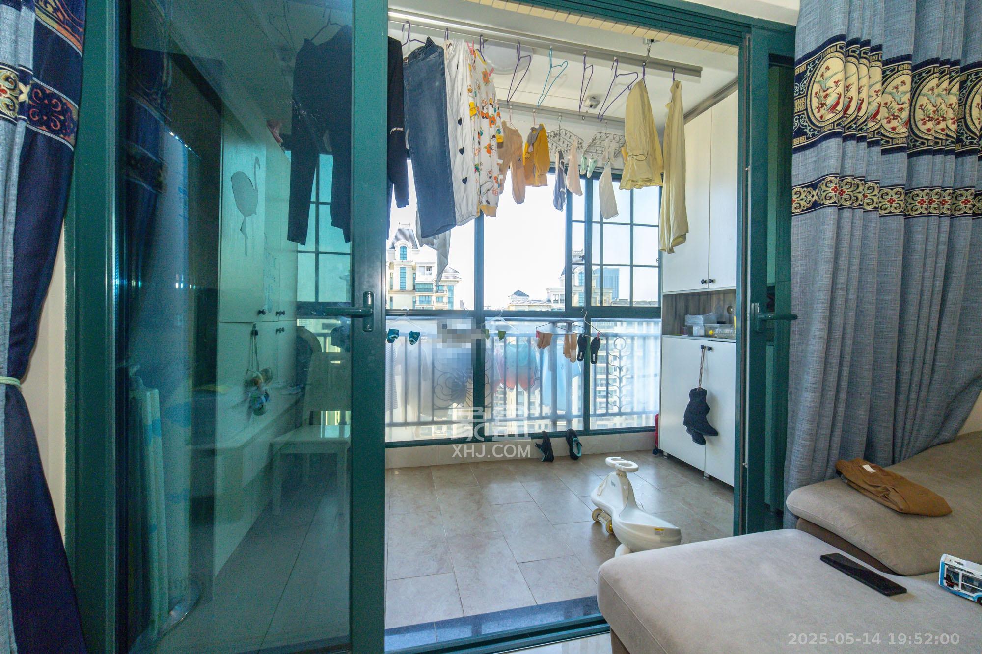 恒大翡翠华庭 3室2厅2卫 95.8万 恒大翡翠华庭 3室2厅2卫 95.8万阳台