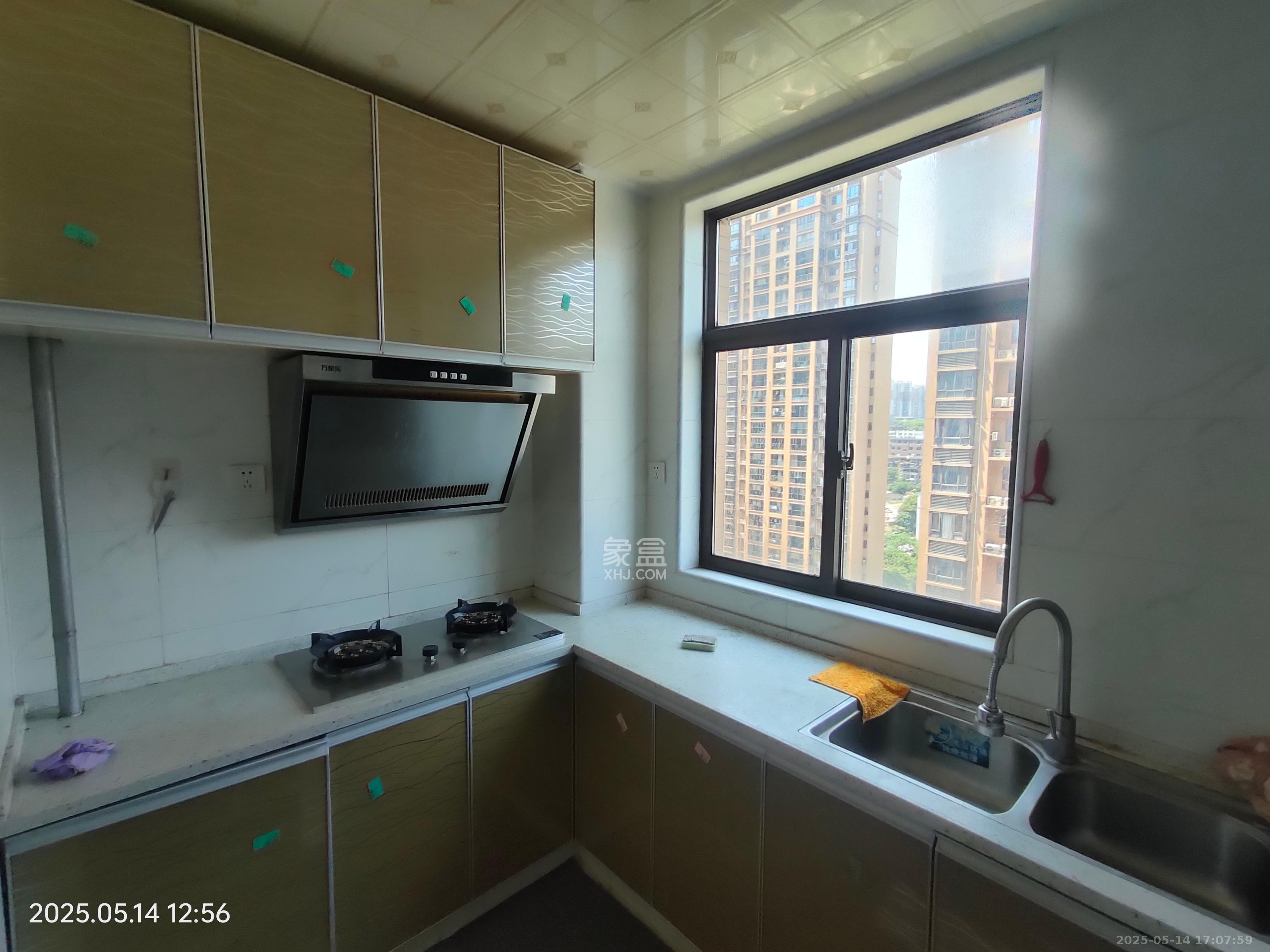 德润小区(丰升德润小区) 4室2厅1卫 3200.0元/月 德润小区(丰升德润小区) 4室2厅1卫 3200.0元/月室内图