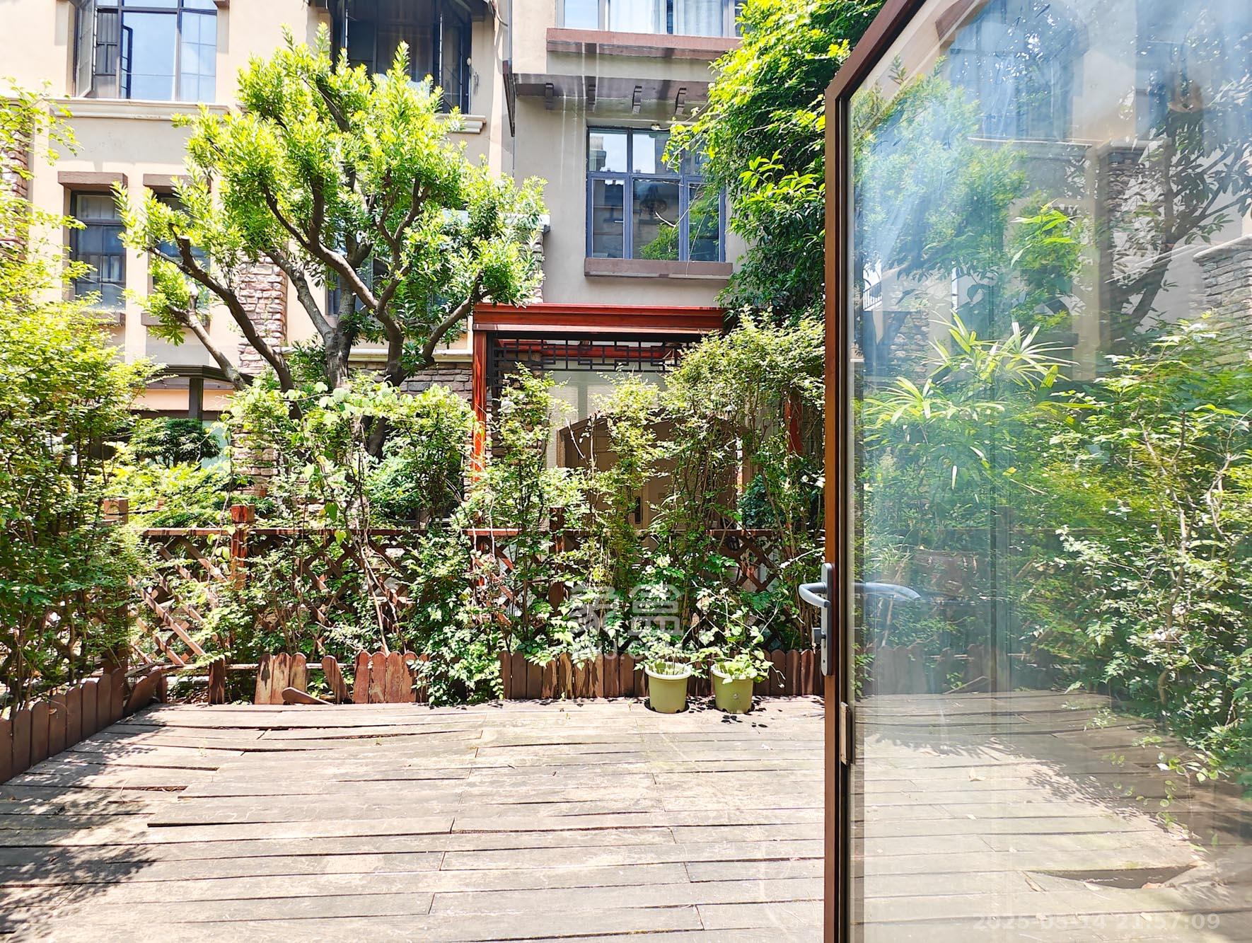 保利城（中航城国际社区、郡原美村）  5室2厅3卫   288.00万阳台
