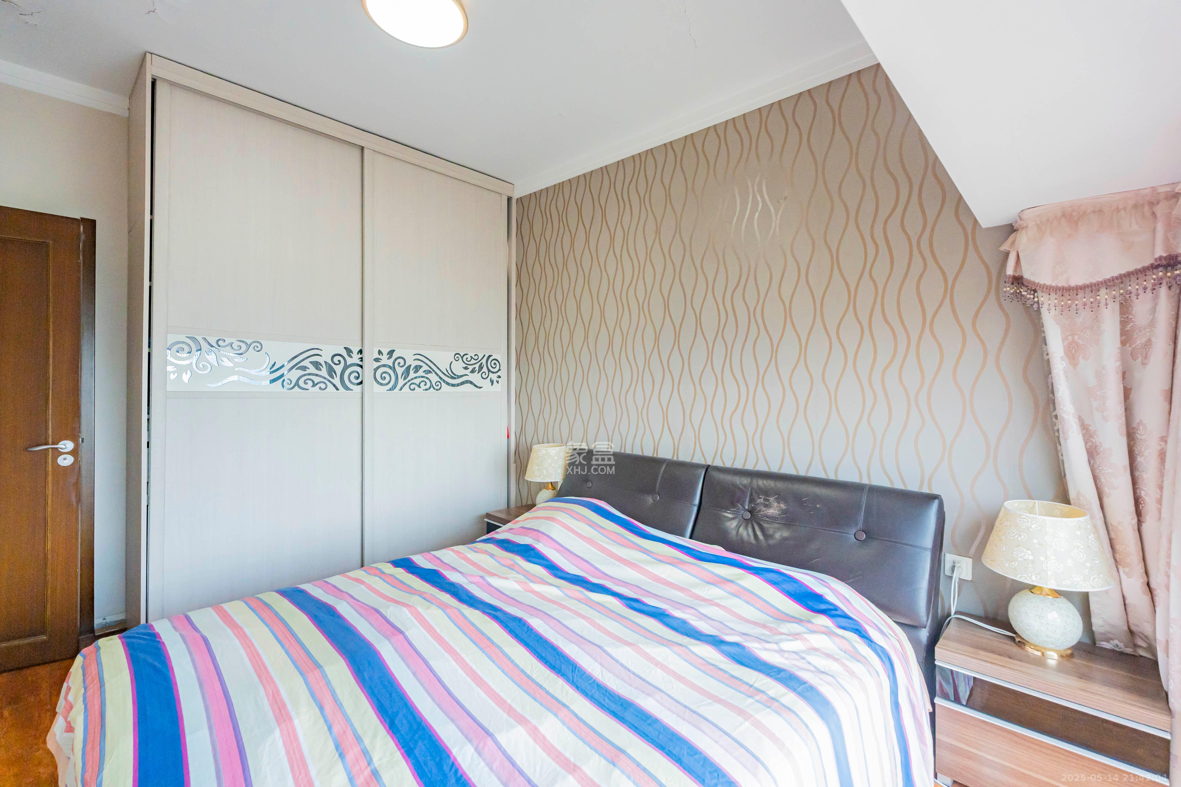 藏珑湖上国际花园 3室2厅2卫 103.0万 藏珑湖上国际花园 3室2厅2卫 103.0万卧室